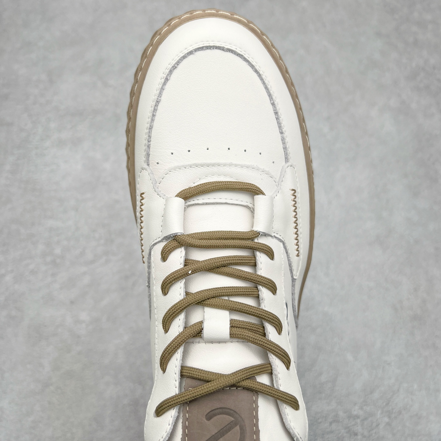 图片[4]-ECCO爱步休闲板鞋 舒适耐磨厚底鞋 街头ACE热销款 鞋面采用臻选牛皮，质感丰富细腻 脚感柔韧舒适 简约系带设计，可自由调节松紧 随时随地自在出行拼色设计为整体造型增添活力 PHORENE中底，橡胶大底 轻盈缓震，舒适回弹 厚底增高 摆脱厚重感 多元色彩碰撞 辅以经典的板鞋鞋型 休闲出街 玩转城市意趣 尺码：38 39 40 41 42 43 44（皮鞋码）-选品中心