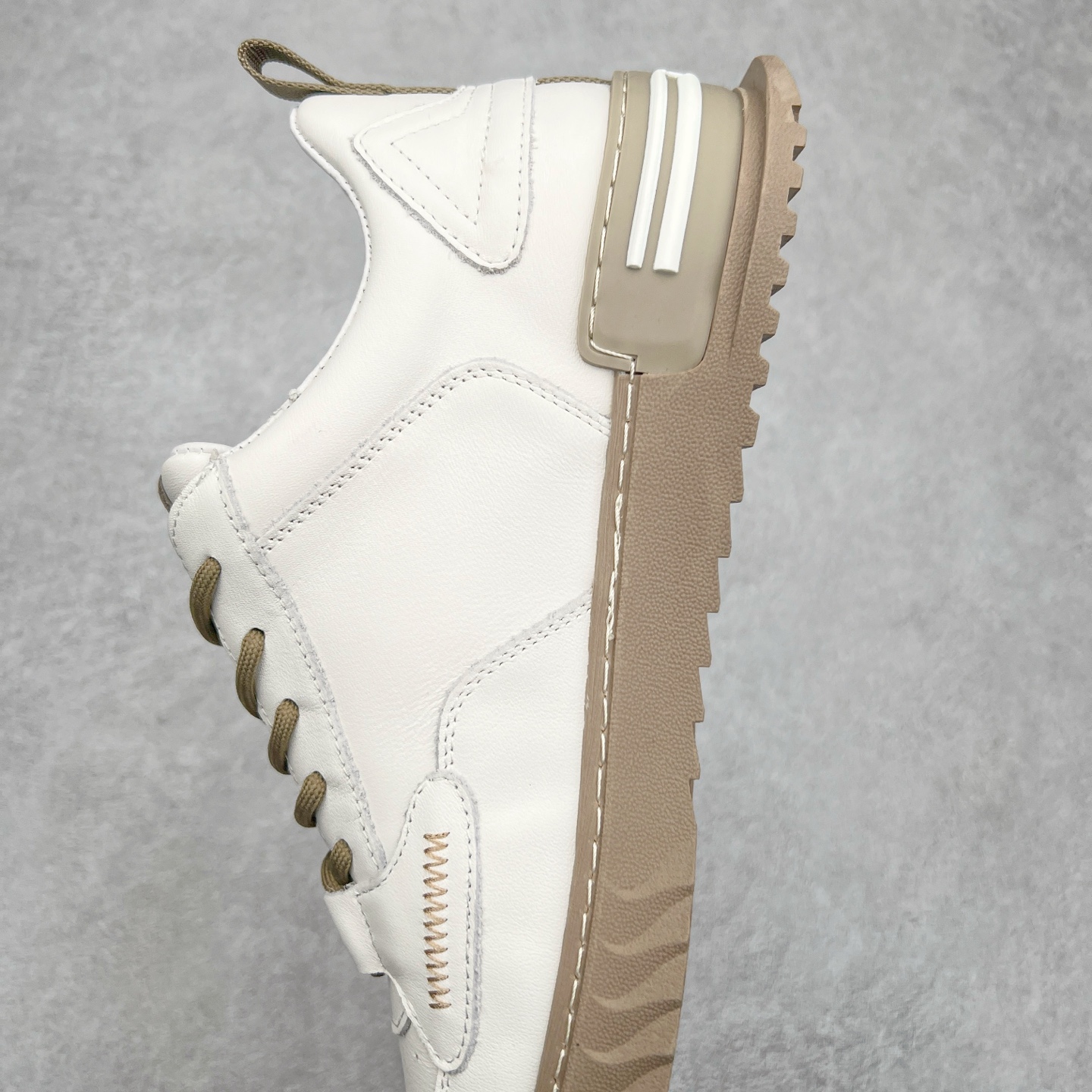 图片[7]-ECCO爱步休闲板鞋 舒适耐磨厚底鞋 街头ACE热销款 鞋面采用臻选牛皮，质感丰富细腻 脚感柔韧舒适 简约系带设计，可自由调节松紧 随时随地自在出行拼色设计为整体造型增添活力 PHORENE中底，橡胶大底 轻盈缓震，舒适回弹 厚底增高 摆脱厚重感 多元色彩碰撞 辅以经典的板鞋鞋型 休闲出街 玩转城市意趣 尺码：38 39 40 41 42 43 44（皮鞋码）-选品中心