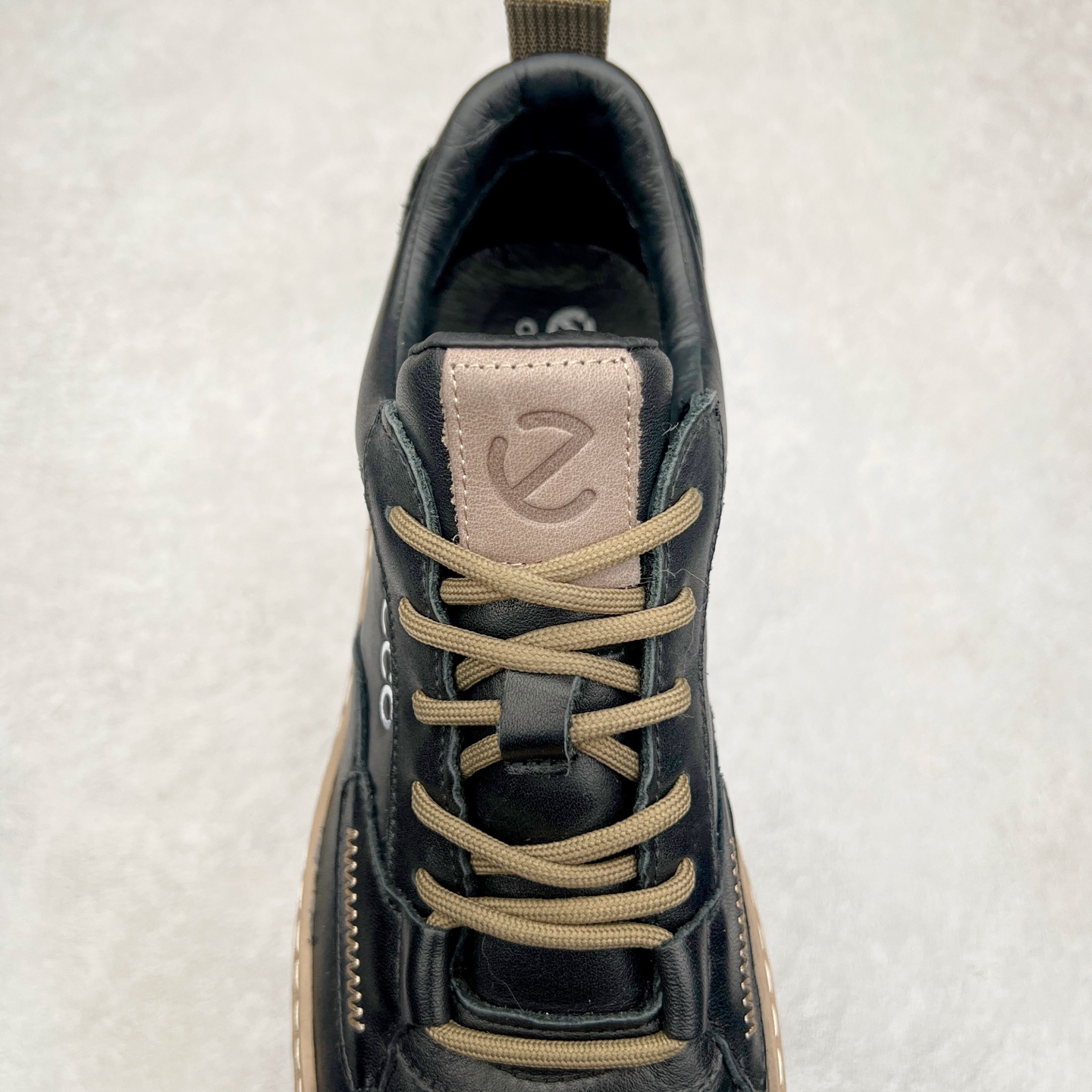 图片[5]-ECCO爱步休闲板鞋 舒适耐磨厚底鞋 街头ACE热销款 鞋面采用臻选牛皮，质感丰富细腻 脚感柔韧舒适 简约系带设计，可自由调节松紧 随时随地自在出行拼色设计为整体造型增添活力 PHORENE中底，橡胶大底 轻盈缓震，舒适回弹 厚底增高 摆脱厚重感 多元色彩碰撞 辅以经典的板鞋鞋型 休闲出街 玩转城市意趣 尺码：38 39 40 41 42 43 44（皮鞋码）-选品中心