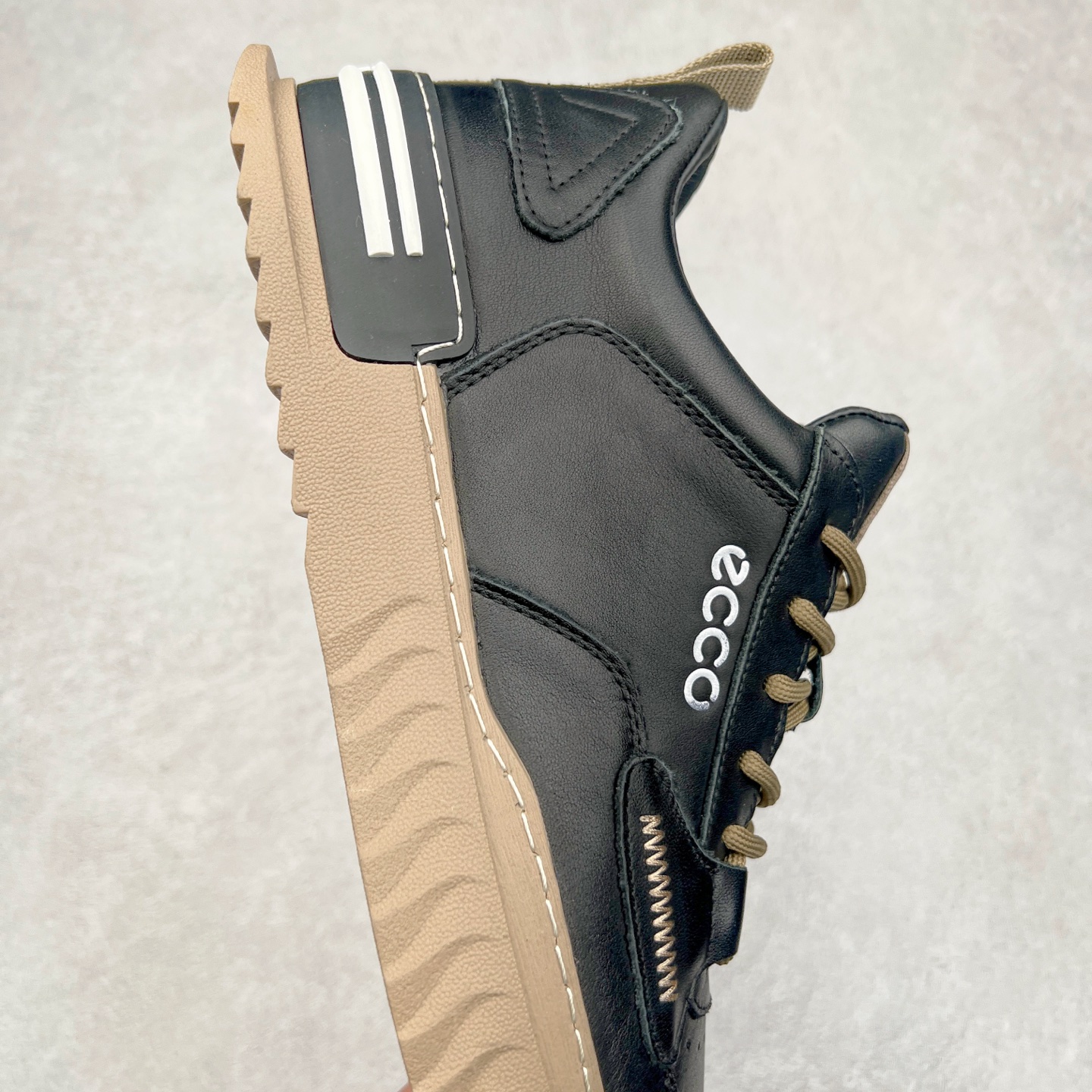 图片[6]-ECCO爱步休闲板鞋 舒适耐磨厚底鞋 街头ACE热销款 鞋面采用臻选牛皮，质感丰富细腻 脚感柔韧舒适 简约系带设计，可自由调节松紧 随时随地自在出行拼色设计为整体造型增添活力 PHORENE中底，橡胶大底 轻盈缓震，舒适回弹 厚底增高 摆脱厚重感 多元色彩碰撞 辅以经典的板鞋鞋型 休闲出街 玩转城市意趣 尺码：38 39 40 41 42 43 44（皮鞋码）-选品中心