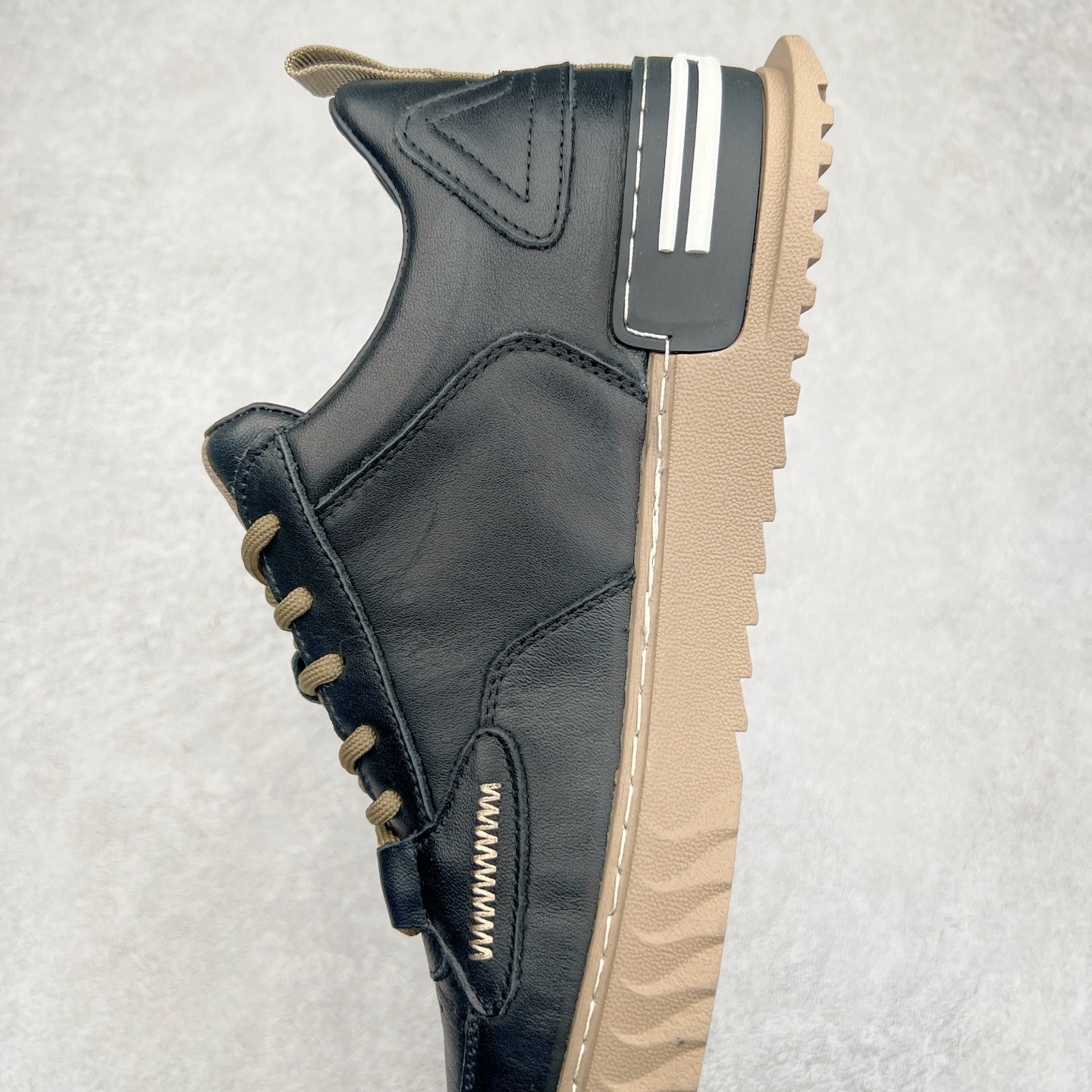 图片[7]-ECCO爱步休闲板鞋 舒适耐磨厚底鞋 街头ACE热销款 鞋面采用臻选牛皮，质感丰富细腻 脚感柔韧舒适 简约系带设计，可自由调节松紧 随时随地自在出行拼色设计为整体造型增添活力 PHORENE中底，橡胶大底 轻盈缓震，舒适回弹 厚底增高 摆脱厚重感 多元色彩碰撞 辅以经典的板鞋鞋型 休闲出街 玩转城市意趣 尺码：38 39 40 41 42 43 44（皮鞋码）-选品中心