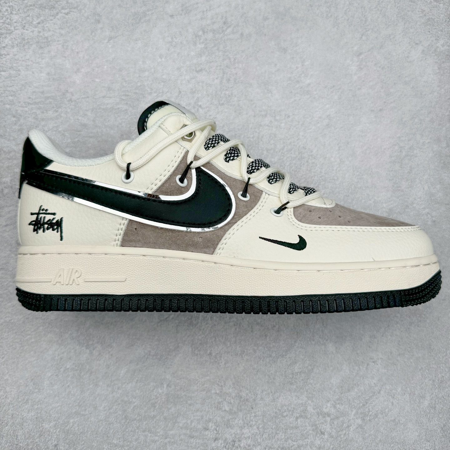 NK Air Force 1´07 Low 空军一号低帮百搭休闲运动板鞋 SJ1198-109 柔软、弹性十足的缓震性能和出色的中底设计 横跨复古与现代的外型结合 造就出风靡全球 三十多年的Force 1 直到今天还深受青睐 尺码：36 36.5 37.5 38 38.5 39 40 40.5 41 42 42.5 43 44 44.5 45-选品中心