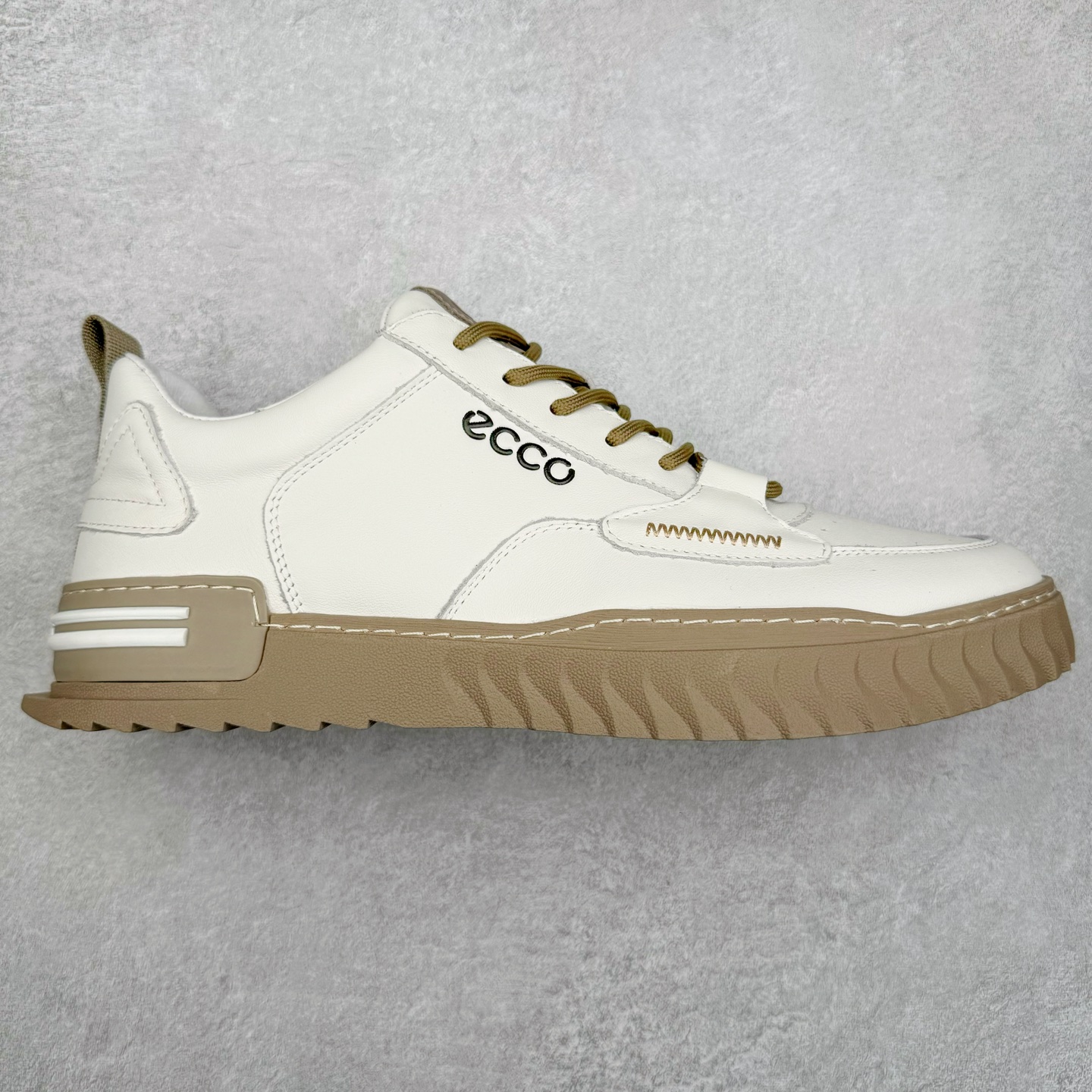 ECCO爱步休闲板鞋 舒适耐磨厚底鞋 街头ACE热销款 鞋面采用臻选牛皮，质感丰富细腻 脚感柔韧舒适 简约系带设计，可自由调节松紧 随时随地自在出行拼色设计为整体造型增添活力 PHORENE中底，橡胶大底 轻盈缓震，舒适回弹 厚底增高 摆脱厚重感 多元色彩碰撞 辅以经典的板鞋鞋型 休闲出街 玩转城市意趣 尺码：38 39 40 41 42 43 44（皮鞋码）-选品中心