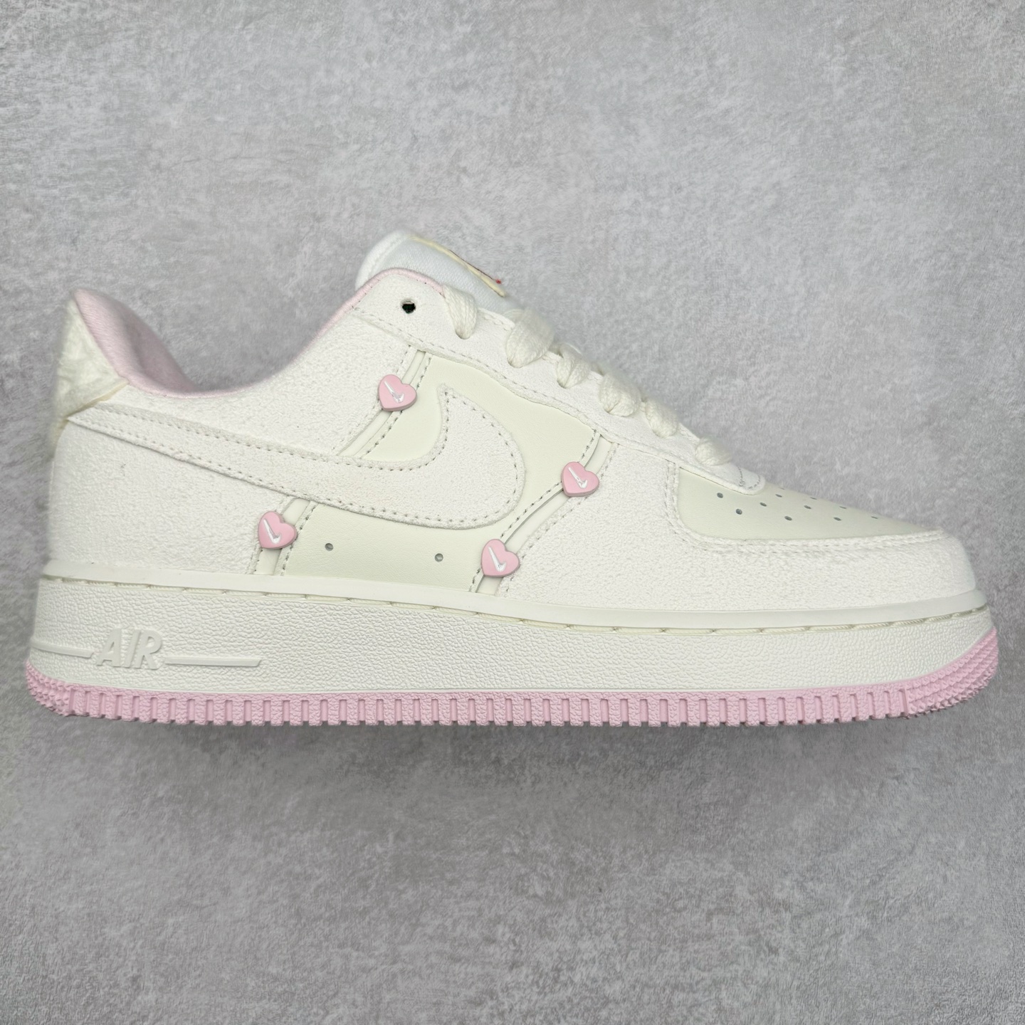 NK Air Force 1´07 Low 空军一号低帮百搭休闲运动板鞋 柔软、弹性十足的缓震性能和出色的中底设计 横跨复古与现代的外型结合 造就出风靡全球 三十多年的Force 1 直到今天还深受青睐 尺码：36 36.5 37.5 38 38.5 39 40 40.5 41 42 42.5 43 44 44.5 45-选品中心