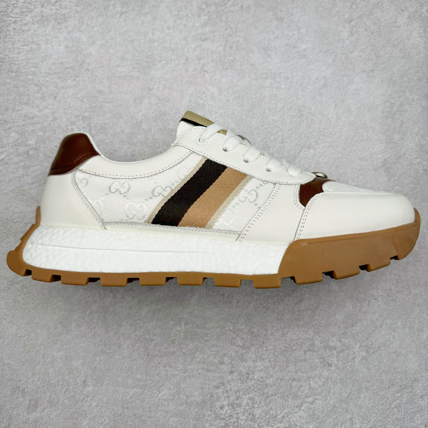 Gucci Chunky B Screener GG 古驰春季新款休闲运动鞋系列 广东大厂出品 原版盒子 官方一致原 原标原盒 官方全套配件 原装雪梨形超软沙绒纸团 手工上线 不开胶 该品牌鞋款在制作中使用的是环保植物胶水 采用厚底结构 巧妙运用外观设计、配色和材质三重元素 展现出复古风范 别致的橡胶发泡鞋底 搭配米色和乌木色经典GG帆布鞋身及同色调皮革滚边 突显时尚大气的品味 尺码：39 40 41 42 43 44 （皮鞋码）-选品中心