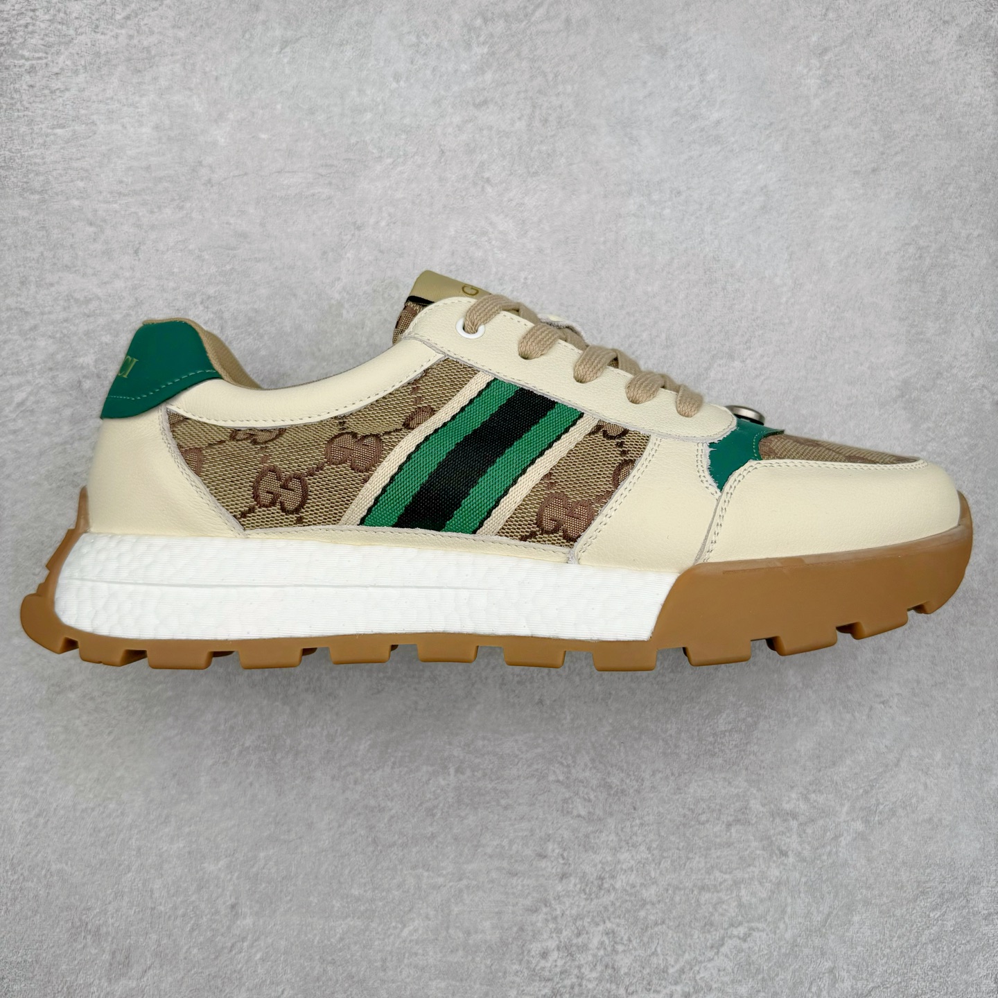 Gucci Chunky B Screener GG 古驰春季新款休闲运动鞋系列 广东大厂出品 原版盒子 官方一致原 原标原盒 官方全套配件 原装雪梨形超软沙绒纸团 手工上线 不开胶 该品牌鞋款在制作中使用的是环保植物胶水 采用厚底结构 巧妙运用外观设计、配色和材质三重元素 展现出复古风范 别致的橡胶发泡鞋底 搭配米色和乌木色经典GG帆布鞋身及同色调皮革滚边 突显时尚大气的品味 尺码：39 40 41 42 43 44 （皮鞋码）-选品中心