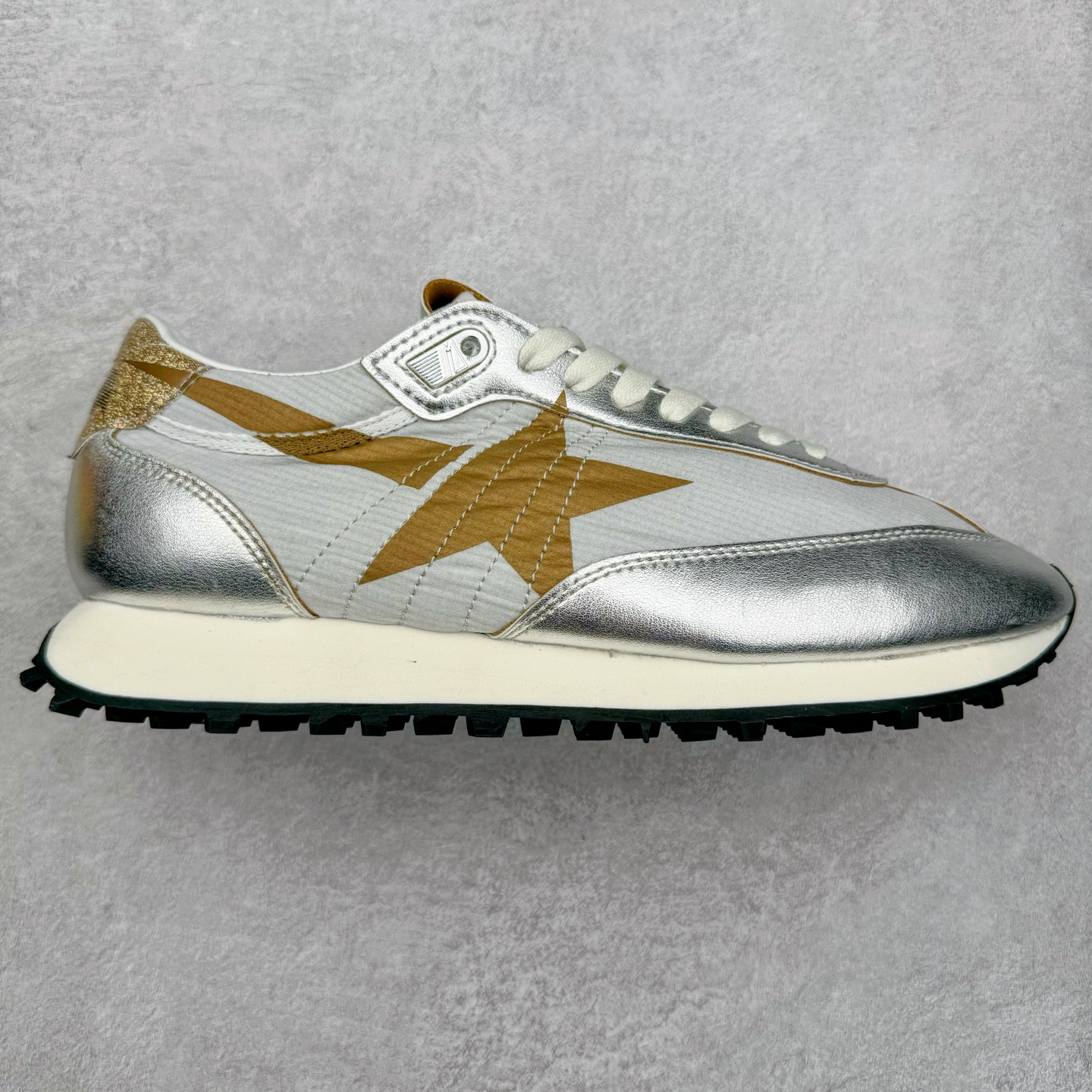 GGDB Golden Goose Marathon 复古运动鞋生活休闲鞋 火爆全网 陈伟霆宋雨琦 杨幂等各路明星纷纷上脚 该系列新品鞋履以1970年代的田径鞋为设计灵感，巧妙融入3D打印鞋尾装饰等前沿元素，既彰显了复古格调，又将这种怀旧感投射到未来。其鞋面采用多种精致材质打造，并推出银色、黑色、红色、皇家蓝和白色等多款经典配色以及全新限定黄色，侧边点缀以品牌标志性的星星图案。全新黄色款式的鞋面侧边保留了品牌标志性的橙色星星图案，配以灰色鞋头。不均匀染色的鞋带和带有星星图案的鞋底，为整体造型增添了独特的印象。呈现男女都可穿着的中性风格，谁都能拥有并追逐自己的梦想。尺码：35 36 37 38 39 40 41 42 43 44 45-选品中心