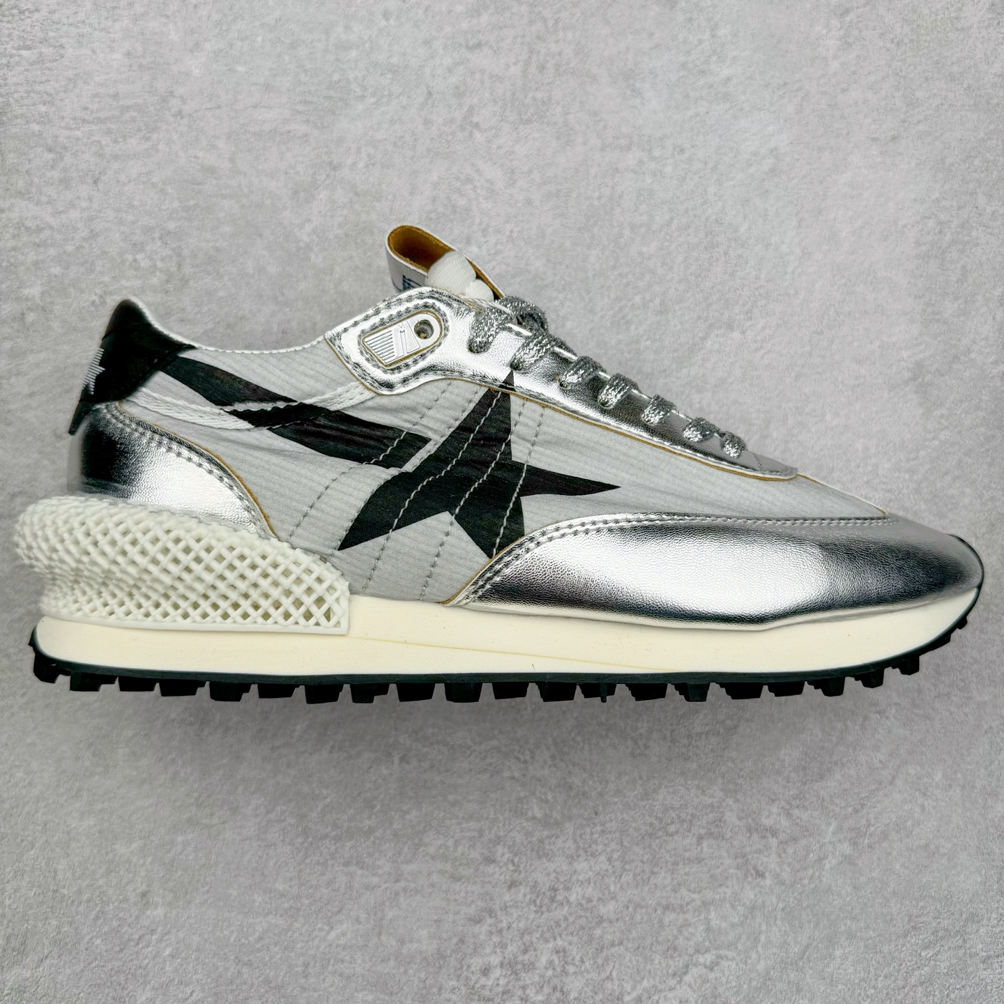 GGDB Golden Goose Marathon 复古运动鞋生活休闲鞋 火爆全网 陈伟霆宋雨琦 杨幂等各路明星纷纷上脚 该系列新品鞋履以1970年代的田径鞋为设计灵感，巧妙融入3D打印鞋尾装饰等前沿元素，既彰显了复古格调，又将这种怀旧感投射到未来。其鞋面采用多种精致材质打造，并推出银色、黑色、红色、皇家蓝和白色等多款经典配色以及全新限定黄色，侧边点缀以品牌标志性的星星图案。全新黄色款式的鞋面侧边保留了品牌标志性的橙色星星图案，配以灰色鞋头。不均匀染色的鞋带和带有星星图案的鞋底，为整体造型增添了独特的印象。呈现男女都可穿着的中性风格，谁都能拥有并追逐自己的梦想。尺码：35 36 37 38 39 40 41 42 43 44 45-选品中心