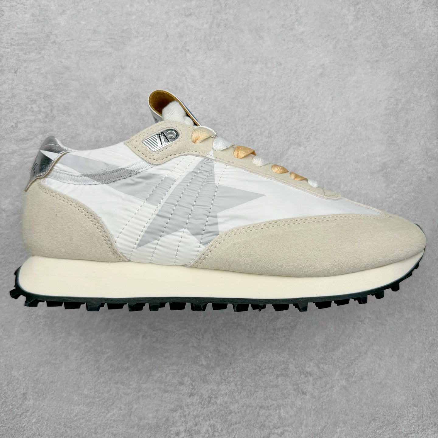 GGDB Golden Goose Marathon 复古运动鞋生活休闲鞋 火爆全网 陈伟霆宋雨琦 杨幂等各路明星纷纷上脚 该系列新品鞋履以1970年代的田径鞋为设计灵感，巧妙融入3D打印鞋尾装饰等前沿元素，既彰显了复古格调，又将这种怀旧感投射到未来。其鞋面采用多种精致材质打造，并推出银色、黑色、红色、皇家蓝和白色等多款经典配色以及全新限定黄色，侧边点缀以品牌标志性的星星图案。全新黄色款式的鞋面侧边保留了品牌标志性的橙色星星图案，配以灰色鞋头。不均匀染色的鞋带和带有星星图案的鞋底，为整体造型增添了独特的印象。呈现男女都可穿着的中性风格，谁都能拥有并追逐自己的梦想。尺码：35 36 37 38 39 40 41 42 43 44 45-选品中心