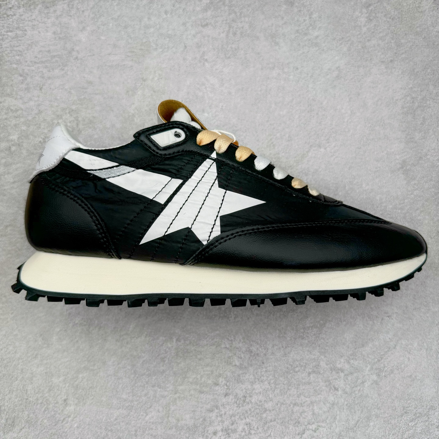 GGDB Golden Goose Marathon 复古运动鞋生活休闲鞋 火爆全网 陈伟霆宋雨琦 杨幂等各路明星纷纷上脚 该系列新品鞋履以1970年代的田径鞋为设计灵感，巧妙融入3D打印鞋尾装饰等前沿元素，既彰显了复古格调，又将这种怀旧感投射到未来。其鞋面采用多种精致材质打造，并推出银色、黑色、红色、皇家蓝和白色等多款经典配色以及全新限定黄色，侧边点缀以品牌标志性的星星图案。全新黄色款式的鞋面侧边保留了品牌标志性的橙色星星图案，配以灰色鞋头。不均匀染色的鞋带和带有星星图案的鞋底，为整体造型增添了独特的印象。呈现男女都可穿着的中性风格，谁都能拥有并追逐自己的梦想。尺码：35 36 37 38 39 40 41 42 43 44 45-选品中心