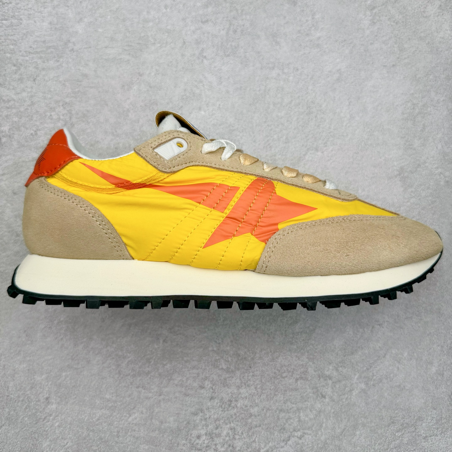 GGDB Golden Goose Marathon 复古运动鞋生活休闲鞋 火爆全网 陈伟霆宋雨琦 杨幂等各路明星纷纷上脚 该系列新品鞋履以1970年代的田径鞋为设计灵感，巧妙融入3D打印鞋尾装饰等前沿元素，既彰显了复古格调，又将这种怀旧感投射到未来。其鞋面采用多种精致材质打造，并推出银色、黑色、红色、皇家蓝和白色等多款经典配色以及全新限定黄色，侧边点缀以品牌标志性的星星图案。全新黄色款式的鞋面侧边保留了品牌标志性的橙色星星图案，配以灰色鞋头。不均匀染色的鞋带和带有星星图案的鞋底，为整体造型增添了独特的印象。呈现男女都可穿着的中性风格，谁都能拥有并追逐自己的梦想。尺码：35 36 37 38 39 40 41 42 43 44 45-选品中心