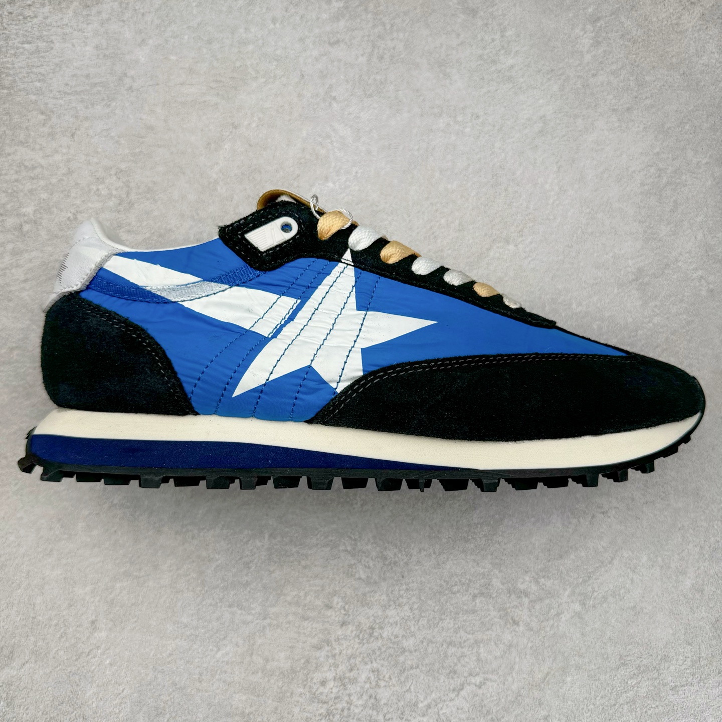 GGDB Golden Goose Marathon 复古运动鞋生活休闲鞋 火爆全网 陈伟霆宋雨琦 杨幂等各路明星纷纷上脚 该系列新品鞋履以1970年代的田径鞋为设计灵感，巧妙融入3D打印鞋尾装饰等前沿元素，既彰显了复古格调，又将这种怀旧感投射到未来。其鞋面采用多种精致材质打造，并推出银色、黑色、红色、皇家蓝和白色等多款经典配色以及全新限定黄色，侧边点缀以品牌标志性的星星图案。全新黄色款式的鞋面侧边保留了品牌标志性的橙色星星图案，配以灰色鞋头。不均匀染色的鞋带和带有星星图案的鞋底，为整体造型增添了独特的印象。呈现男女都可穿着的中性风格，谁都能拥有并追逐自己的梦想。尺码：35 36 37 38 39 40 41 42 43 44 45-选品中心