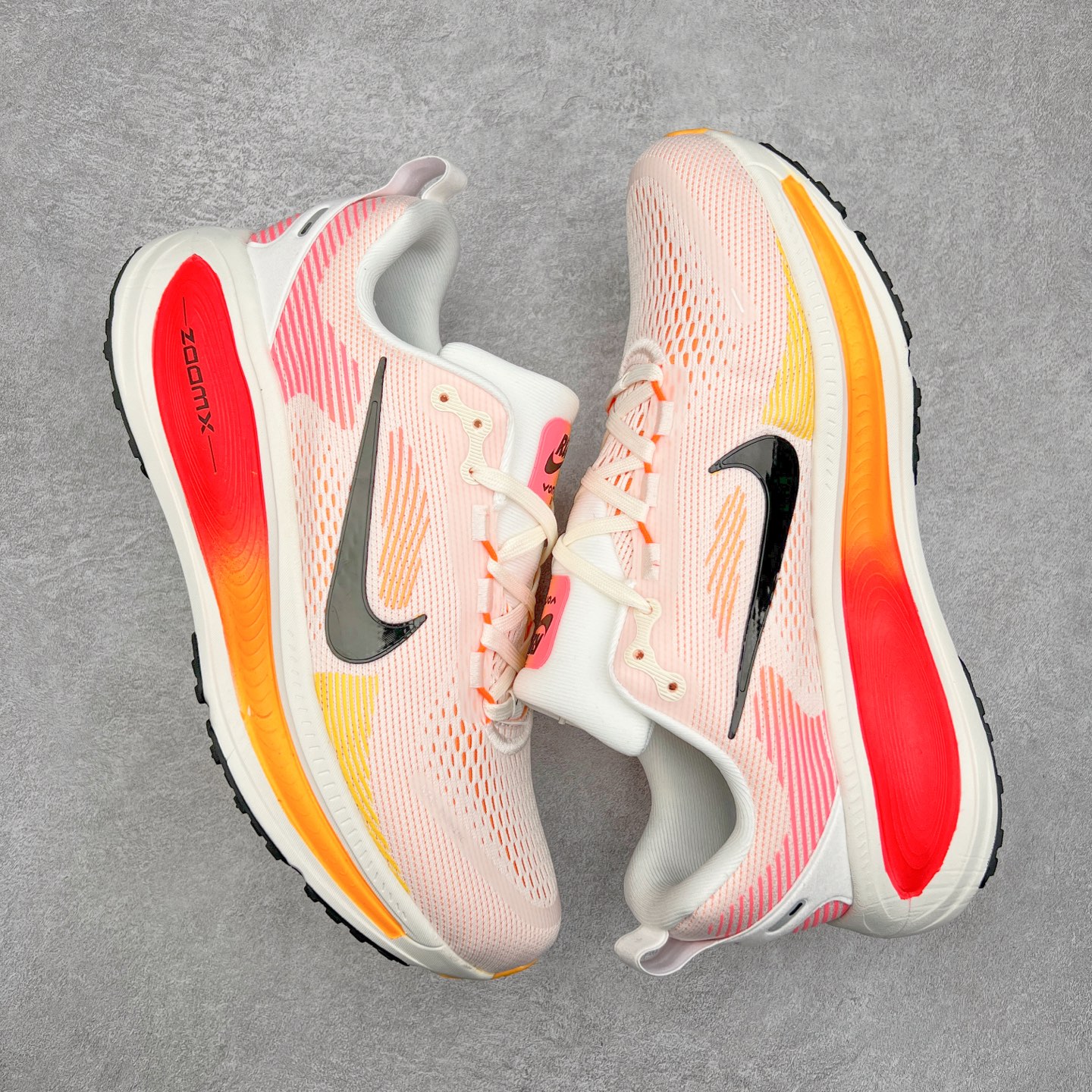 图片[3]-NK Air Zoom Vomero 18 轻便舒适公路跑步鞋 HM6804 质感柔软 弹力充沛 助力一路畅跑 乐享不停 厚实泡绵缔造舒适的回弹效果 铸就出色跑步表现 该鞋款轻盈透气 带你步入舒适新境界 疾速刺激感和非凡舒适脚感交织 定能让跑者在迈步间找到渴望已久的跑步乐趣 自如掌控跑步节奏、配速和里程 足底缓震配置赋予双足柔软舒适感受 助你一路畅跑 缓震设计 在双足触地时有助提供舒适脚感 搭载性能出众的 ZoomX 和 Cushlon 泡绵 营造柔软舒适脚感 助你稳稳迈步 基于跑者反馈 简化中底设计 带来出色舒适感 尺码：36 36.5 37.5 38 38.5 39 40 40.5 41 42 42.5 43 44 44.5 45-选品中心