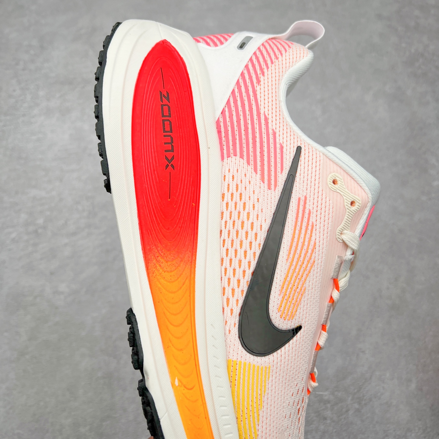 图片[6]-NK Air Zoom Vomero 18 轻便舒适公路跑步鞋 HM6804 质感柔软 弹力充沛 助力一路畅跑 乐享不停 厚实泡绵缔造舒适的回弹效果 铸就出色跑步表现 该鞋款轻盈透气 带你步入舒适新境界 疾速刺激感和非凡舒适脚感交织 定能让跑者在迈步间找到渴望已久的跑步乐趣 自如掌控跑步节奏、配速和里程 足底缓震配置赋予双足柔软舒适感受 助你一路畅跑 缓震设计 在双足触地时有助提供舒适脚感 搭载性能出众的 ZoomX 和 Cushlon 泡绵 营造柔软舒适脚感 助你稳稳迈步 基于跑者反馈 简化中底设计 带来出色舒适感 尺码：36 36.5 37.5 38 38.5 39 40 40.5 41 42 42.5 43 44 44.5 45-选品中心