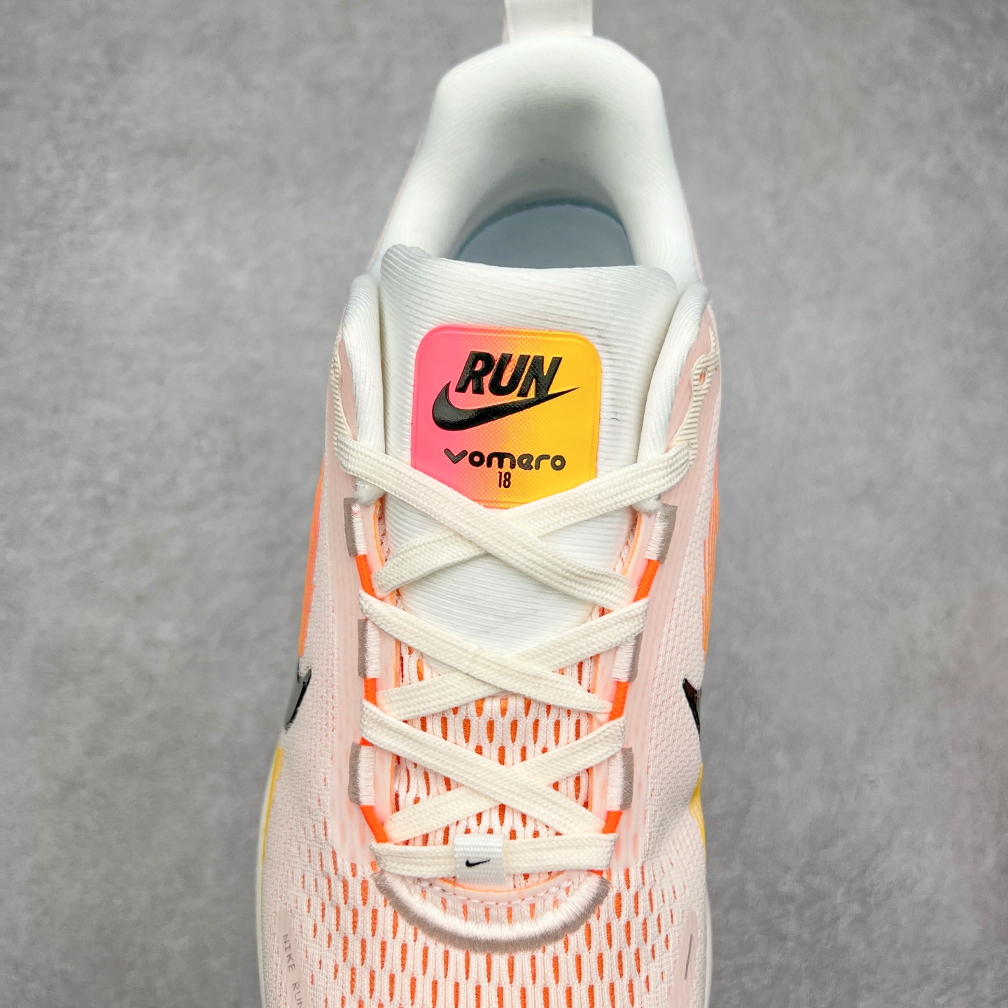 图片[5]-NK Air Zoom Vomero 18 轻便舒适公路跑步鞋 HM6804 质感柔软 弹力充沛 助力一路畅跑 乐享不停 厚实泡绵缔造舒适的回弹效果 铸就出色跑步表现 该鞋款轻盈透气 带你步入舒适新境界 疾速刺激感和非凡舒适脚感交织 定能让跑者在迈步间找到渴望已久的跑步乐趣 自如掌控跑步节奏、配速和里程 足底缓震配置赋予双足柔软舒适感受 助你一路畅跑 缓震设计 在双足触地时有助提供舒适脚感 搭载性能出众的 ZoomX 和 Cushlon 泡绵 营造柔软舒适脚感 助你稳稳迈步 基于跑者反馈 简化中底设计 带来出色舒适感 尺码：36 36.5 37.5 38 38.5 39 40 40.5 41 42 42.5 43 44 44.5 45-选品中心