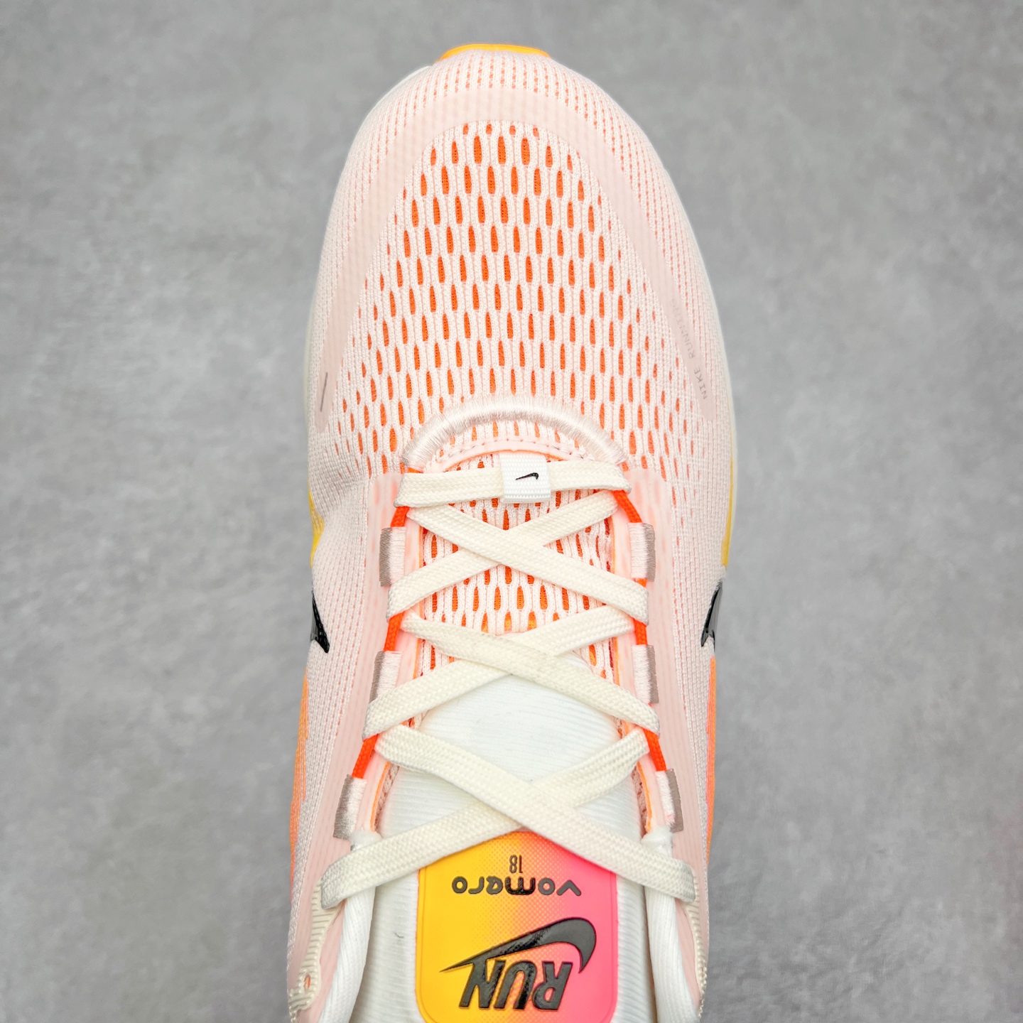 图片[4]-NK Air Zoom Vomero 18 轻便舒适公路跑步鞋 HM6804 质感柔软 弹力充沛 助力一路畅跑 乐享不停 厚实泡绵缔造舒适的回弹效果 铸就出色跑步表现 该鞋款轻盈透气 带你步入舒适新境界 疾速刺激感和非凡舒适脚感交织 定能让跑者在迈步间找到渴望已久的跑步乐趣 自如掌控跑步节奏、配速和里程 足底缓震配置赋予双足柔软舒适感受 助你一路畅跑 缓震设计 在双足触地时有助提供舒适脚感 搭载性能出众的 ZoomX 和 Cushlon 泡绵 营造柔软舒适脚感 助你稳稳迈步 基于跑者反馈 简化中底设计 带来出色舒适感 尺码：36 36.5 37.5 38 38.5 39 40 40.5 41 42 42.5 43 44 44.5 45-选品中心