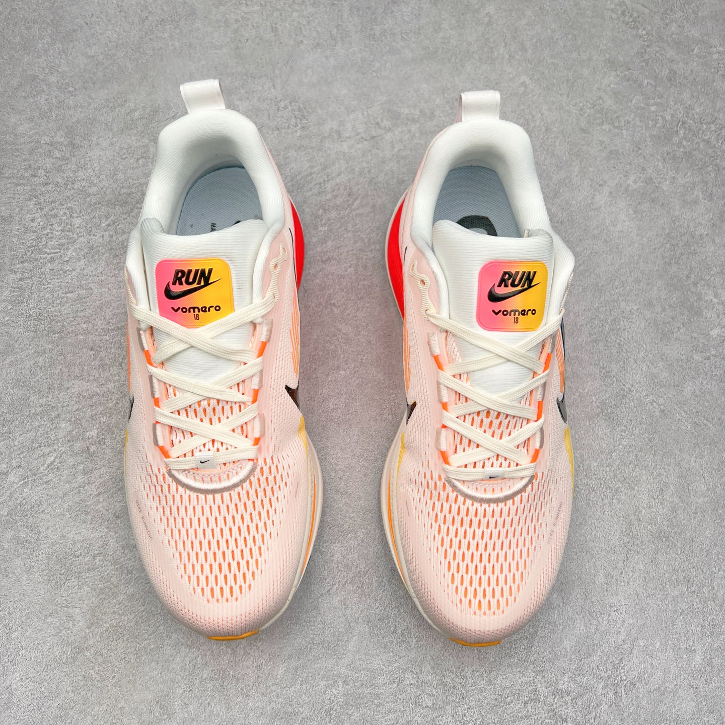 图片[2]-NK Air Zoom Vomero 18 轻便舒适公路跑步鞋 HM6804 质感柔软 弹力充沛 助力一路畅跑 乐享不停 厚实泡绵缔造舒适的回弹效果 铸就出色跑步表现 该鞋款轻盈透气 带你步入舒适新境界 疾速刺激感和非凡舒适脚感交织 定能让跑者在迈步间找到渴望已久的跑步乐趣 自如掌控跑步节奏、配速和里程 足底缓震配置赋予双足柔软舒适感受 助你一路畅跑 缓震设计 在双足触地时有助提供舒适脚感 搭载性能出众的 ZoomX 和 Cushlon 泡绵 营造柔软舒适脚感 助你稳稳迈步 基于跑者反馈 简化中底设计 带来出色舒适感 尺码：36 36.5 37.5 38 38.5 39 40 40.5 41 42 42.5 43 44 44.5 45-选品中心