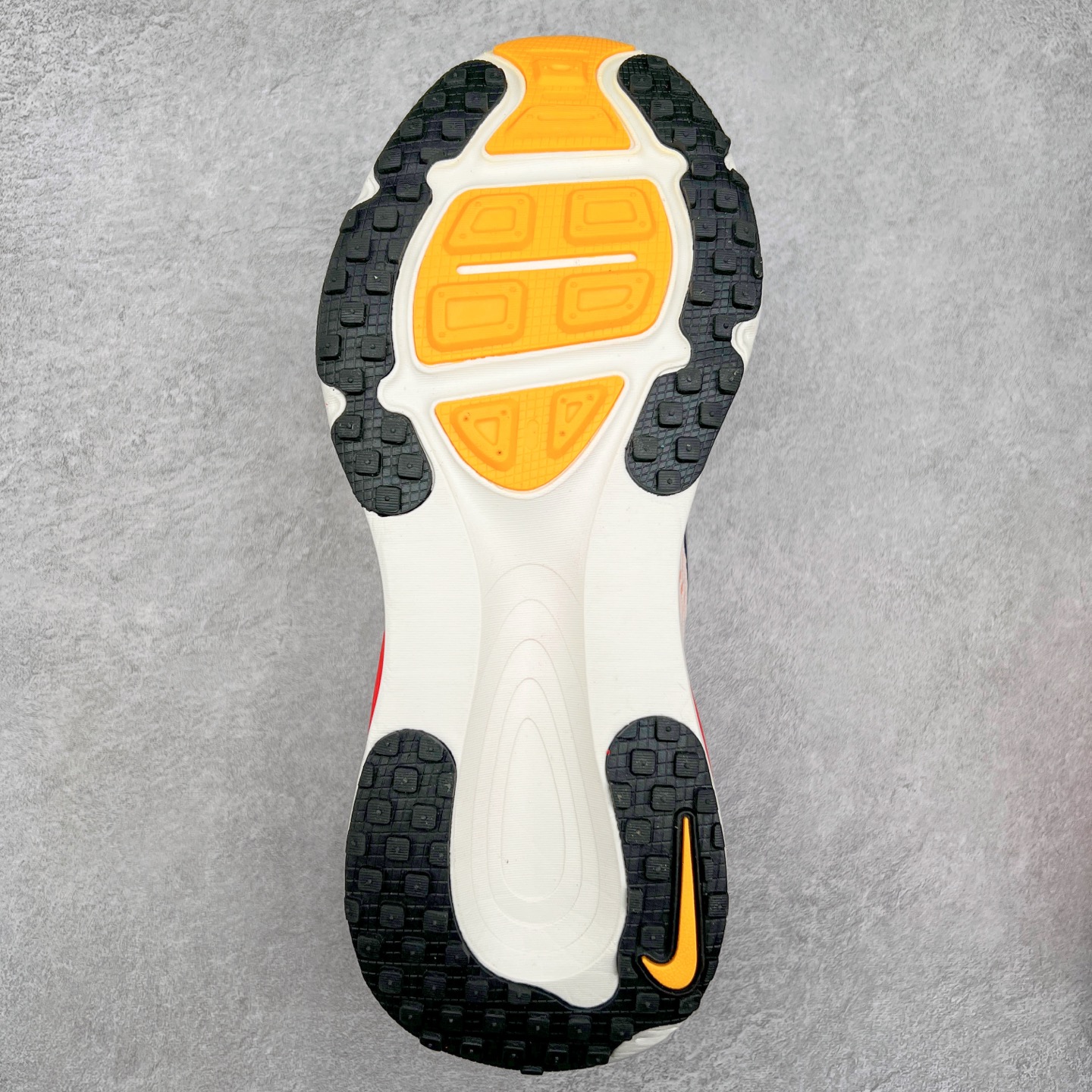 图片[9]-NK Air Zoom Vomero 18 轻便舒适公路跑步鞋 HM6804 质感柔软 弹力充沛 助力一路畅跑 乐享不停 厚实泡绵缔造舒适的回弹效果 铸就出色跑步表现 该鞋款轻盈透气 带你步入舒适新境界 疾速刺激感和非凡舒适脚感交织 定能让跑者在迈步间找到渴望已久的跑步乐趣 自如掌控跑步节奏、配速和里程 足底缓震配置赋予双足柔软舒适感受 助你一路畅跑 缓震设计 在双足触地时有助提供舒适脚感 搭载性能出众的 ZoomX 和 Cushlon 泡绵 营造柔软舒适脚感 助你稳稳迈步 基于跑者反馈 简化中底设计 带来出色舒适感 尺码：36 36.5 37.5 38 38.5 39 40 40.5 41 42 42.5 43 44 44.5 45-选品中心