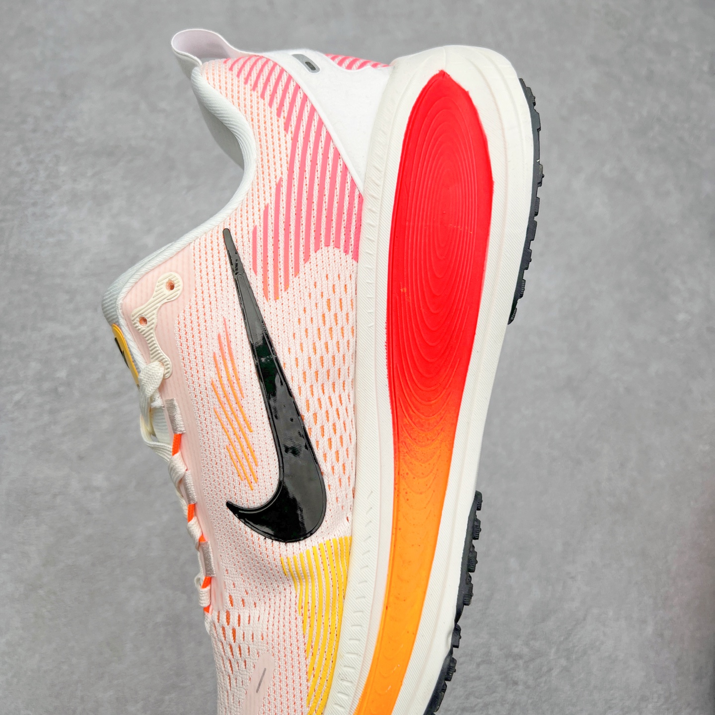 图片[7]-NK Air Zoom Vomero 18 轻便舒适公路跑步鞋 HM6804 质感柔软 弹力充沛 助力一路畅跑 乐享不停 厚实泡绵缔造舒适的回弹效果 铸就出色跑步表现 该鞋款轻盈透气 带你步入舒适新境界 疾速刺激感和非凡舒适脚感交织 定能让跑者在迈步间找到渴望已久的跑步乐趣 自如掌控跑步节奏、配速和里程 足底缓震配置赋予双足柔软舒适感受 助你一路畅跑 缓震设计 在双足触地时有助提供舒适脚感 搭载性能出众的 ZoomX 和 Cushlon 泡绵 营造柔软舒适脚感 助你稳稳迈步 基于跑者反馈 简化中底设计 带来出色舒适感 尺码：36 36.5 37.5 38 38.5 39 40 40.5 41 42 42.5 43 44 44.5 45-选品中心