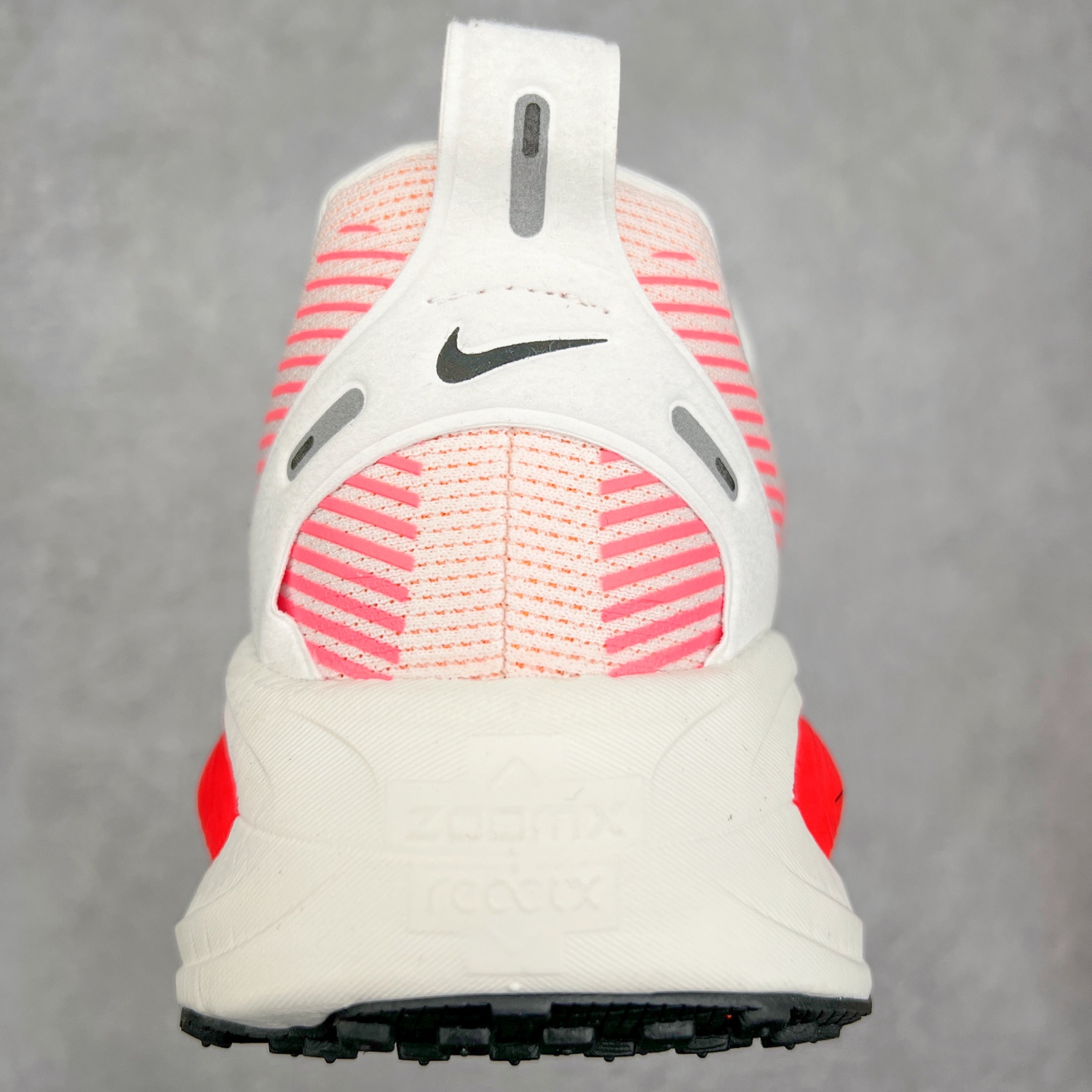 图片[8]-NK Air Zoom Vomero 18 轻便舒适公路跑步鞋 HM6804 质感柔软 弹力充沛 助力一路畅跑 乐享不停 厚实泡绵缔造舒适的回弹效果 铸就出色跑步表现 该鞋款轻盈透气 带你步入舒适新境界 疾速刺激感和非凡舒适脚感交织 定能让跑者在迈步间找到渴望已久的跑步乐趣 自如掌控跑步节奏、配速和里程 足底缓震配置赋予双足柔软舒适感受 助你一路畅跑 缓震设计 在双足触地时有助提供舒适脚感 搭载性能出众的 ZoomX 和 Cushlon 泡绵 营造柔软舒适脚感 助你稳稳迈步 基于跑者反馈 简化中底设计 带来出色舒适感 尺码：36 36.5 37.5 38 38.5 39 40 40.5 41 42 42.5 43 44 44.5 45-选品中心