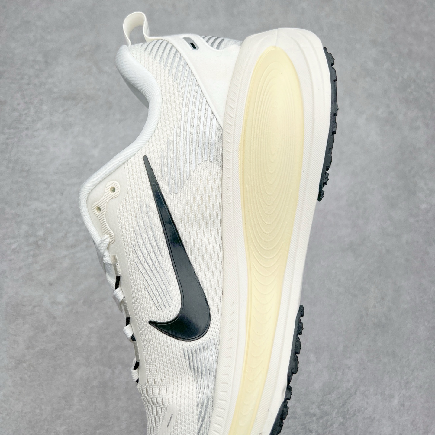 图片[7]-NK Air Zoom Vomero 18 轻便舒适公路跑步鞋 HM6804 质感柔软 弹力充沛 助力一路畅跑 乐享不停 厚实泡绵缔造舒适的回弹效果 铸就出色跑步表现 该鞋款轻盈透气 带你步入舒适新境界 疾速刺激感和非凡舒适脚感交织 定能让跑者在迈步间找到渴望已久的跑步乐趣 自如掌控跑步节奏、配速和里程 足底缓震配置赋予双足柔软舒适感受 助你一路畅跑 缓震设计 在双足触地时有助提供舒适脚感 搭载性能出众的 ZoomX 和 Cushlon 泡绵 营造柔软舒适脚感 助你稳稳迈步 基于跑者反馈 简化中底设计 带来出色舒适感 尺码：36 36.5 37.5 38 38.5 39 40 40.5 41 42 42.5 43 44 44.5 45-选品中心