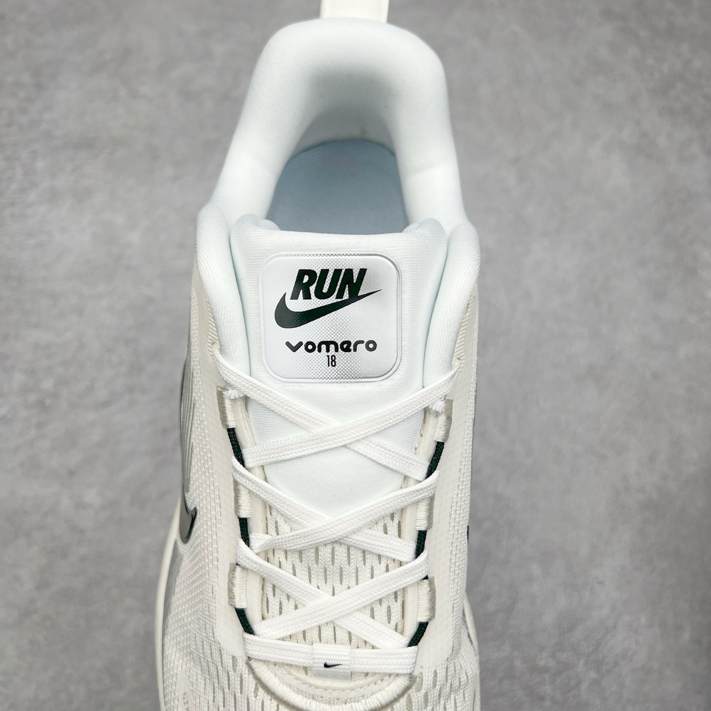 图片[5]-NK Air Zoom Vomero 18 轻便舒适公路跑步鞋 HM6804 质感柔软 弹力充沛 助力一路畅跑 乐享不停 厚实泡绵缔造舒适的回弹效果 铸就出色跑步表现 该鞋款轻盈透气 带你步入舒适新境界 疾速刺激感和非凡舒适脚感交织 定能让跑者在迈步间找到渴望已久的跑步乐趣 自如掌控跑步节奏、配速和里程 足底缓震配置赋予双足柔软舒适感受 助你一路畅跑 缓震设计 在双足触地时有助提供舒适脚感 搭载性能出众的 ZoomX 和 Cushlon 泡绵 营造柔软舒适脚感 助你稳稳迈步 基于跑者反馈 简化中底设计 带来出色舒适感 尺码：36 36.5 37.5 38 38.5 39 40 40.5 41 42 42.5 43 44 44.5 45-选品中心