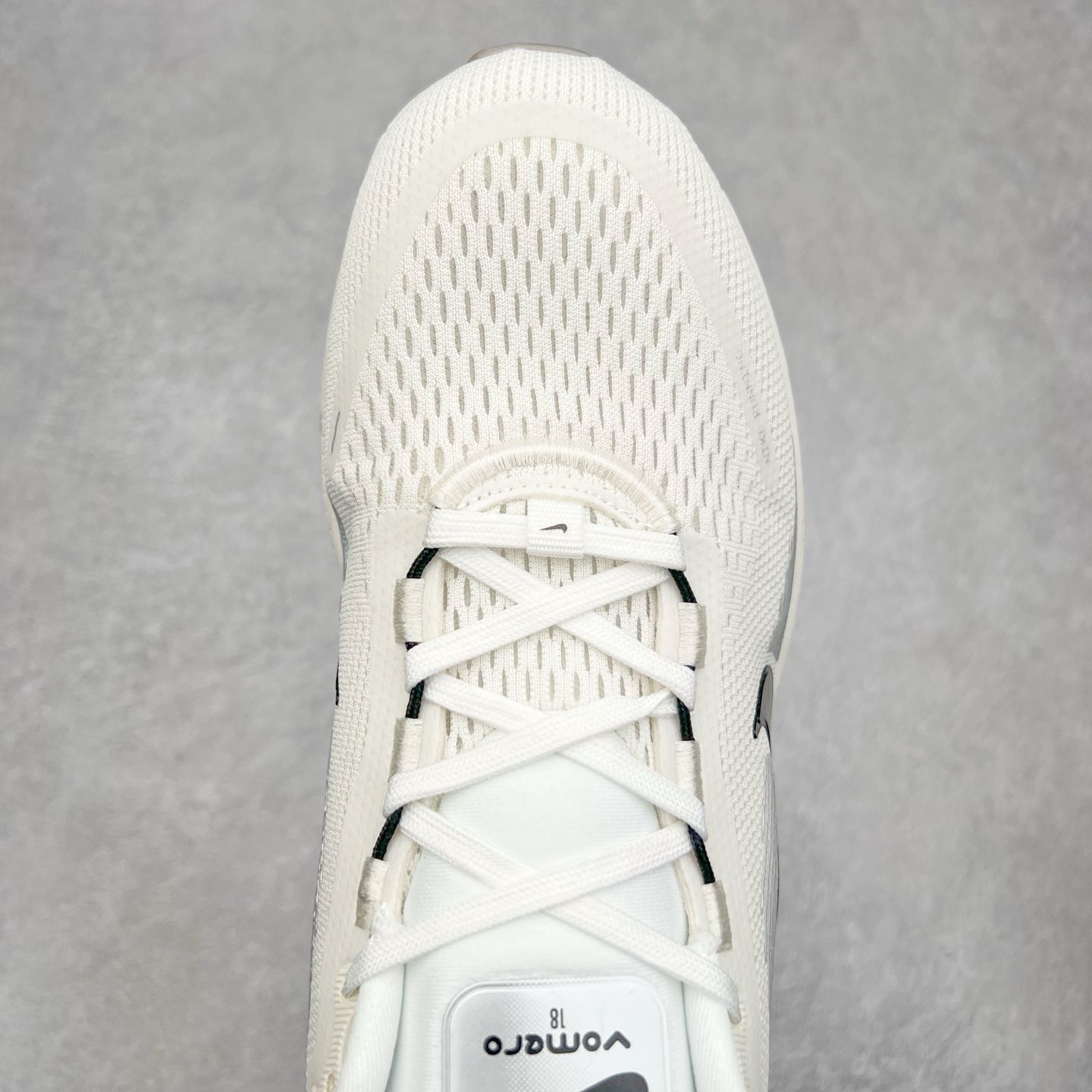 图片[4]-NK Air Zoom Vomero 18 轻便舒适公路跑步鞋 HM6804 质感柔软 弹力充沛 助力一路畅跑 乐享不停 厚实泡绵缔造舒适的回弹效果 铸就出色跑步表现 该鞋款轻盈透气 带你步入舒适新境界 疾速刺激感和非凡舒适脚感交织 定能让跑者在迈步间找到渴望已久的跑步乐趣 自如掌控跑步节奏、配速和里程 足底缓震配置赋予双足柔软舒适感受 助你一路畅跑 缓震设计 在双足触地时有助提供舒适脚感 搭载性能出众的 ZoomX 和 Cushlon 泡绵 营造柔软舒适脚感 助你稳稳迈步 基于跑者反馈 简化中底设计 带来出色舒适感 尺码：36 36.5 37.5 38 38.5 39 40 40.5 41 42 42.5 43 44 44.5 45-选品中心