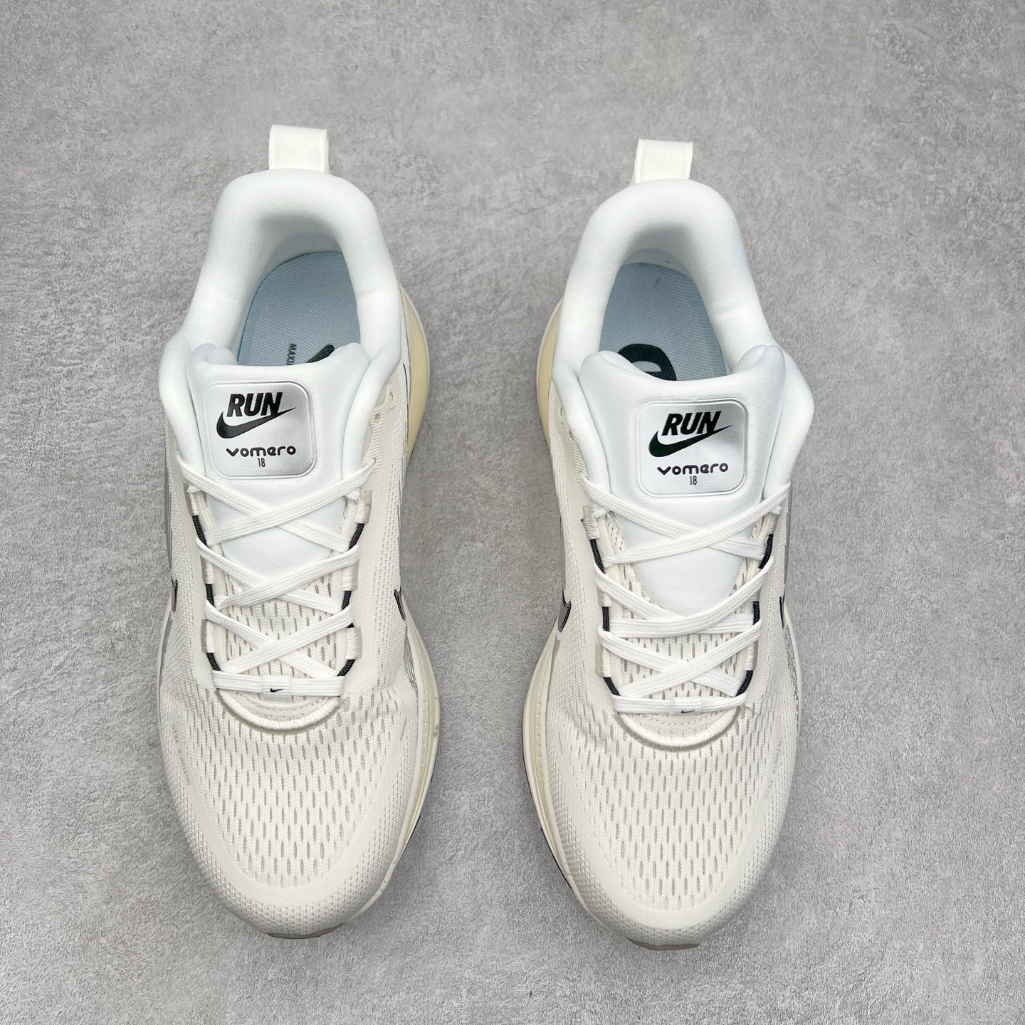 图片[2]-NK Air Zoom Vomero 18 轻便舒适公路跑步鞋 HM6804 质感柔软 弹力充沛 助力一路畅跑 乐享不停 厚实泡绵缔造舒适的回弹效果 铸就出色跑步表现 该鞋款轻盈透气 带你步入舒适新境界 疾速刺激感和非凡舒适脚感交织 定能让跑者在迈步间找到渴望已久的跑步乐趣 自如掌控跑步节奏、配速和里程 足底缓震配置赋予双足柔软舒适感受 助你一路畅跑 缓震设计 在双足触地时有助提供舒适脚感 搭载性能出众的 ZoomX 和 Cushlon 泡绵 营造柔软舒适脚感 助你稳稳迈步 基于跑者反馈 简化中底设计 带来出色舒适感 尺码：36 36.5 37.5 38 38.5 39 40 40.5 41 42 42.5 43 44 44.5 45-选品中心