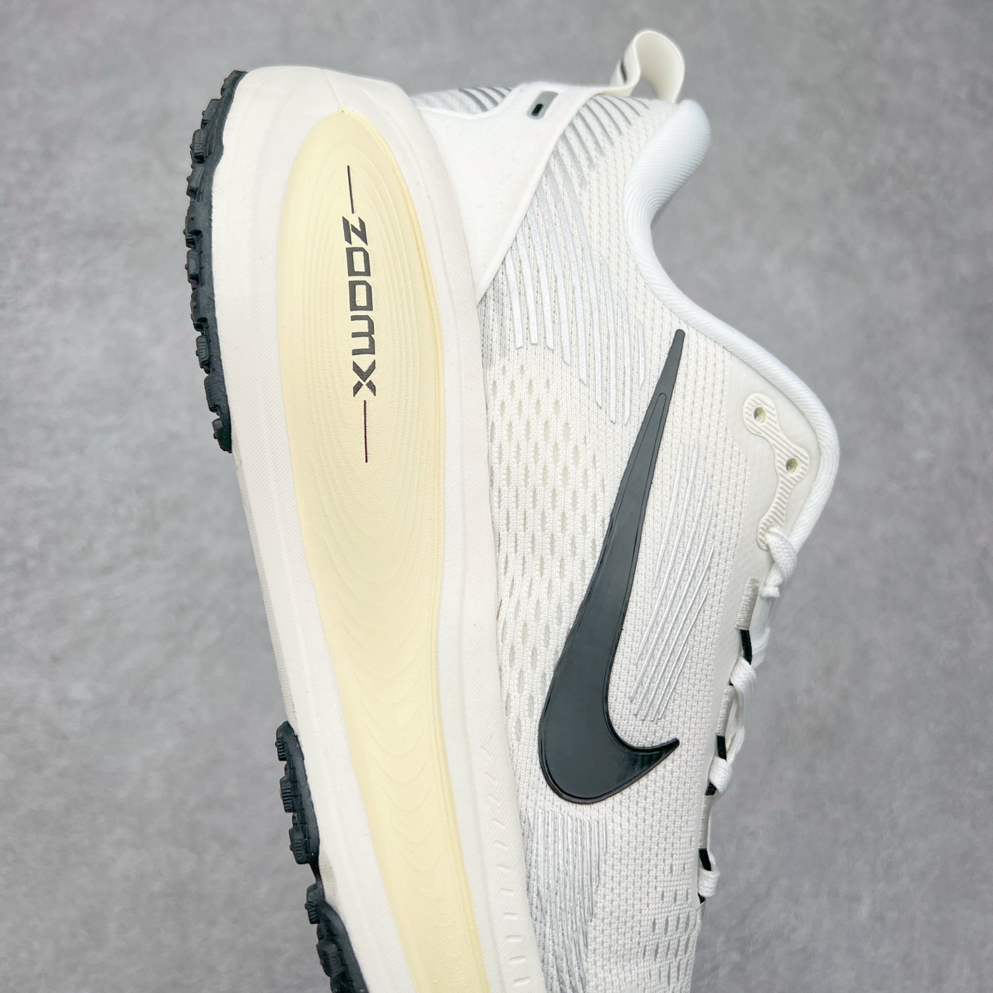 图片[6]-NK Air Zoom Vomero 18 轻便舒适公路跑步鞋 HM6804 质感柔软 弹力充沛 助力一路畅跑 乐享不停 厚实泡绵缔造舒适的回弹效果 铸就出色跑步表现 该鞋款轻盈透气 带你步入舒适新境界 疾速刺激感和非凡舒适脚感交织 定能让跑者在迈步间找到渴望已久的跑步乐趣 自如掌控跑步节奏、配速和里程 足底缓震配置赋予双足柔软舒适感受 助你一路畅跑 缓震设计 在双足触地时有助提供舒适脚感 搭载性能出众的 ZoomX 和 Cushlon 泡绵 营造柔软舒适脚感 助你稳稳迈步 基于跑者反馈 简化中底设计 带来出色舒适感 尺码：36 36.5 37.5 38 38.5 39 40 40.5 41 42 42.5 43 44 44.5 45-选品中心