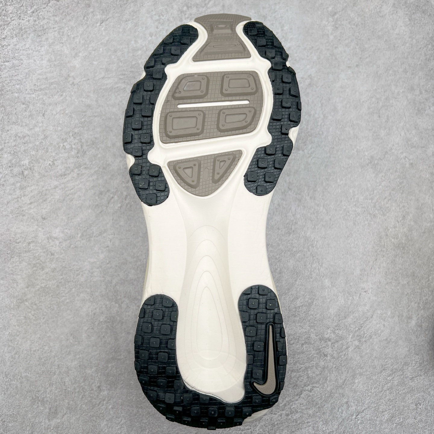 图片[9]-NK Air Zoom Vomero 18 轻便舒适公路跑步鞋 HM6804 质感柔软 弹力充沛 助力一路畅跑 乐享不停 厚实泡绵缔造舒适的回弹效果 铸就出色跑步表现 该鞋款轻盈透气 带你步入舒适新境界 疾速刺激感和非凡舒适脚感交织 定能让跑者在迈步间找到渴望已久的跑步乐趣 自如掌控跑步节奏、配速和里程 足底缓震配置赋予双足柔软舒适感受 助你一路畅跑 缓震设计 在双足触地时有助提供舒适脚感 搭载性能出众的 ZoomX 和 Cushlon 泡绵 营造柔软舒适脚感 助你稳稳迈步 基于跑者反馈 简化中底设计 带来出色舒适感 尺码：36 36.5 37.5 38 38.5 39 40 40.5 41 42 42.5 43 44 44.5 45-选品中心