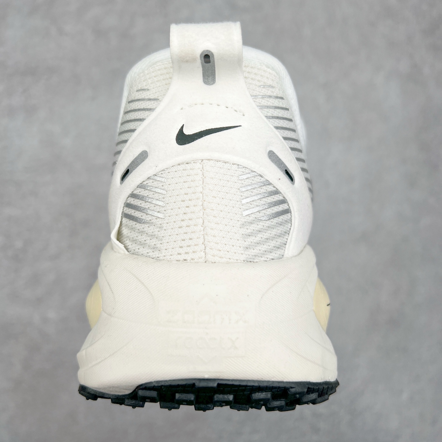 图片[8]-NK Air Zoom Vomero 18 轻便舒适公路跑步鞋 HM6804 质感柔软 弹力充沛 助力一路畅跑 乐享不停 厚实泡绵缔造舒适的回弹效果 铸就出色跑步表现 该鞋款轻盈透气 带你步入舒适新境界 疾速刺激感和非凡舒适脚感交织 定能让跑者在迈步间找到渴望已久的跑步乐趣 自如掌控跑步节奏、配速和里程 足底缓震配置赋予双足柔软舒适感受 助你一路畅跑 缓震设计 在双足触地时有助提供舒适脚感 搭载性能出众的 ZoomX 和 Cushlon 泡绵 营造柔软舒适脚感 助你稳稳迈步 基于跑者反馈 简化中底设计 带来出色舒适感 尺码：36 36.5 37.5 38 38.5 39 40 40.5 41 42 42.5 43 44 44.5 45-选品中心