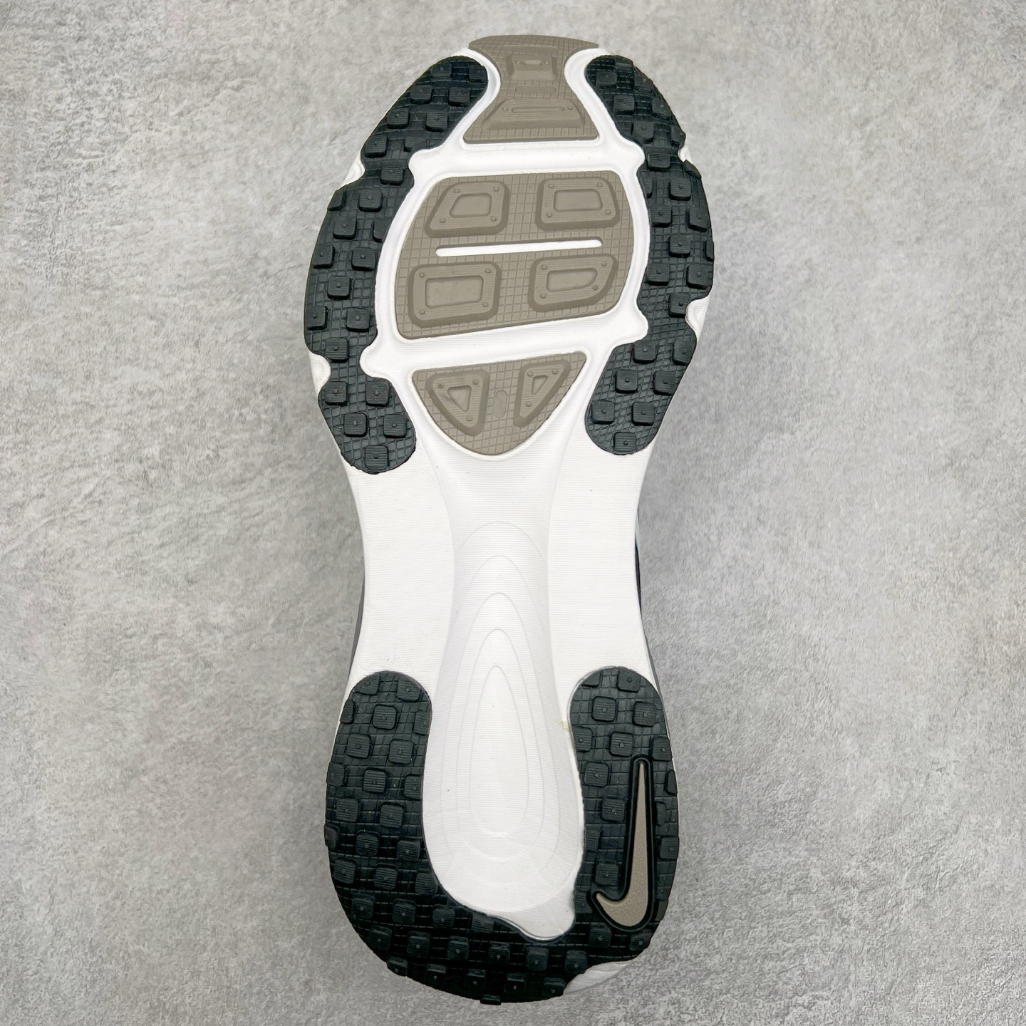 图片[9]-NK Air Zoom Vomero 18 轻便舒适公路跑步鞋 HM6804 质感柔软 弹力充沛 助力一路畅跑 乐享不停 厚实泡绵缔造舒适的回弹效果 铸就出色跑步表现 该鞋款轻盈透气 带你步入舒适新境界 疾速刺激感和非凡舒适脚感交织 定能让跑者在迈步间找到渴望已久的跑步乐趣 自如掌控跑步节奏、配速和里程 足底缓震配置赋予双足柔软舒适感受 助你一路畅跑 缓震设计 在双足触地时有助提供舒适脚感 搭载性能出众的 ZoomX 和 Cushlon 泡绵 营造柔软舒适脚感 助你稳稳迈步 基于跑者反馈 简化中底设计 带来出色舒适感 尺码：36 36.5 37.5 38 38.5 39 40 40.5 41 42 42.5 43 44 44.5 45-选品中心