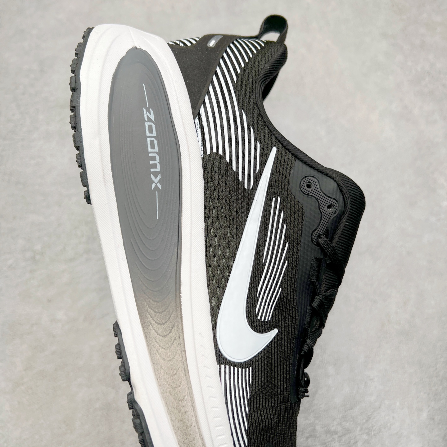 图片[6]-NK Air Zoom Vomero 18 轻便舒适公路跑步鞋 HM6804 质感柔软 弹力充沛 助力一路畅跑 乐享不停 厚实泡绵缔造舒适的回弹效果 铸就出色跑步表现 该鞋款轻盈透气 带你步入舒适新境界 疾速刺激感和非凡舒适脚感交织 定能让跑者在迈步间找到渴望已久的跑步乐趣 自如掌控跑步节奏、配速和里程 足底缓震配置赋予双足柔软舒适感受 助你一路畅跑 缓震设计 在双足触地时有助提供舒适脚感 搭载性能出众的 ZoomX 和 Cushlon 泡绵 营造柔软舒适脚感 助你稳稳迈步 基于跑者反馈 简化中底设计 带来出色舒适感 尺码：36 36.5 37.5 38 38.5 39 40 40.5 41 42 42.5 43 44 44.5 45-选品中心