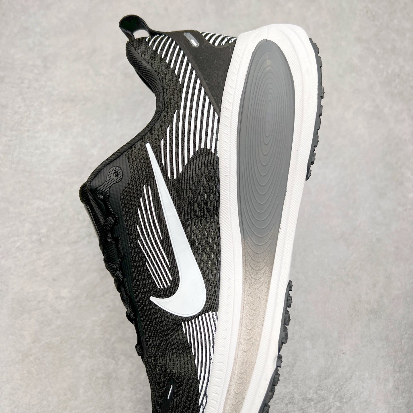 图片[7]-NK Air Zoom Vomero 18 轻便舒适公路跑步鞋 HM6804 质感柔软 弹力充沛 助力一路畅跑 乐享不停 厚实泡绵缔造舒适的回弹效果 铸就出色跑步表现 该鞋款轻盈透气 带你步入舒适新境界 疾速刺激感和非凡舒适脚感交织 定能让跑者在迈步间找到渴望已久的跑步乐趣 自如掌控跑步节奏、配速和里程 足底缓震配置赋予双足柔软舒适感受 助你一路畅跑 缓震设计 在双足触地时有助提供舒适脚感 搭载性能出众的 ZoomX 和 Cushlon 泡绵 营造柔软舒适脚感 助你稳稳迈步 基于跑者反馈 简化中底设计 带来出色舒适感 尺码：36 36.5 37.5 38 38.5 39 40 40.5 41 42 42.5 43 44 44.5 45-选品中心