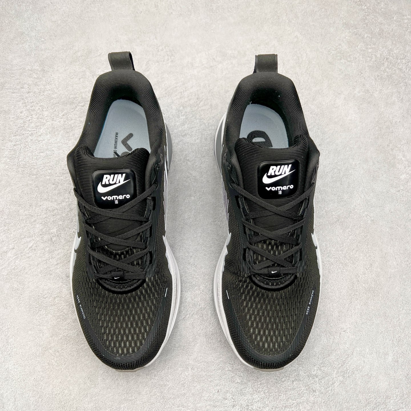 图片[2]-NK Air Zoom Vomero 18 轻便舒适公路跑步鞋 HM6804 质感柔软 弹力充沛 助力一路畅跑 乐享不停 厚实泡绵缔造舒适的回弹效果 铸就出色跑步表现 该鞋款轻盈透气 带你步入舒适新境界 疾速刺激感和非凡舒适脚感交织 定能让跑者在迈步间找到渴望已久的跑步乐趣 自如掌控跑步节奏、配速和里程 足底缓震配置赋予双足柔软舒适感受 助你一路畅跑 缓震设计 在双足触地时有助提供舒适脚感 搭载性能出众的 ZoomX 和 Cushlon 泡绵 营造柔软舒适脚感 助你稳稳迈步 基于跑者反馈 简化中底设计 带来出色舒适感 尺码：36 36.5 37.5 38 38.5 39 40 40.5 41 42 42.5 43 44 44.5 45-选品中心