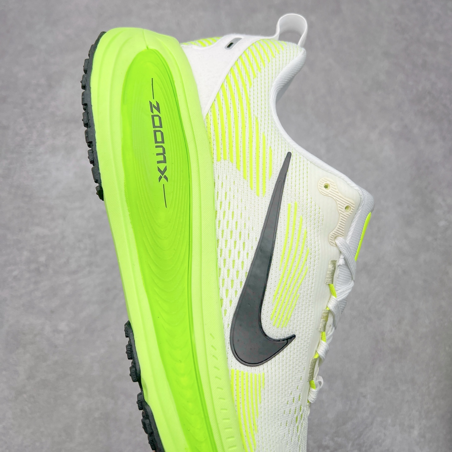 图片[6]-NK Air Zoom Vomero 18 轻便舒适公路跑步鞋 HM6804 质感柔软 弹力充沛 助力一路畅跑 乐享不停 厚实泡绵缔造舒适的回弹效果 铸就出色跑步表现 该鞋款轻盈透气 带你步入舒适新境界 疾速刺激感和非凡舒适脚感交织 定能让跑者在迈步间找到渴望已久的跑步乐趣 自如掌控跑步节奏、配速和里程 足底缓震配置赋予双足柔软舒适感受 助你一路畅跑 缓震设计 在双足触地时有助提供舒适脚感 搭载性能出众的 ZoomX 和 Cushlon 泡绵 营造柔软舒适脚感 助你稳稳迈步 基于跑者反馈 简化中底设计 带来出色舒适感 尺码：36 36.5 37.5 38 38.5 39 40 40.5 41 42 42.5 43 44 44.5 45-选品中心