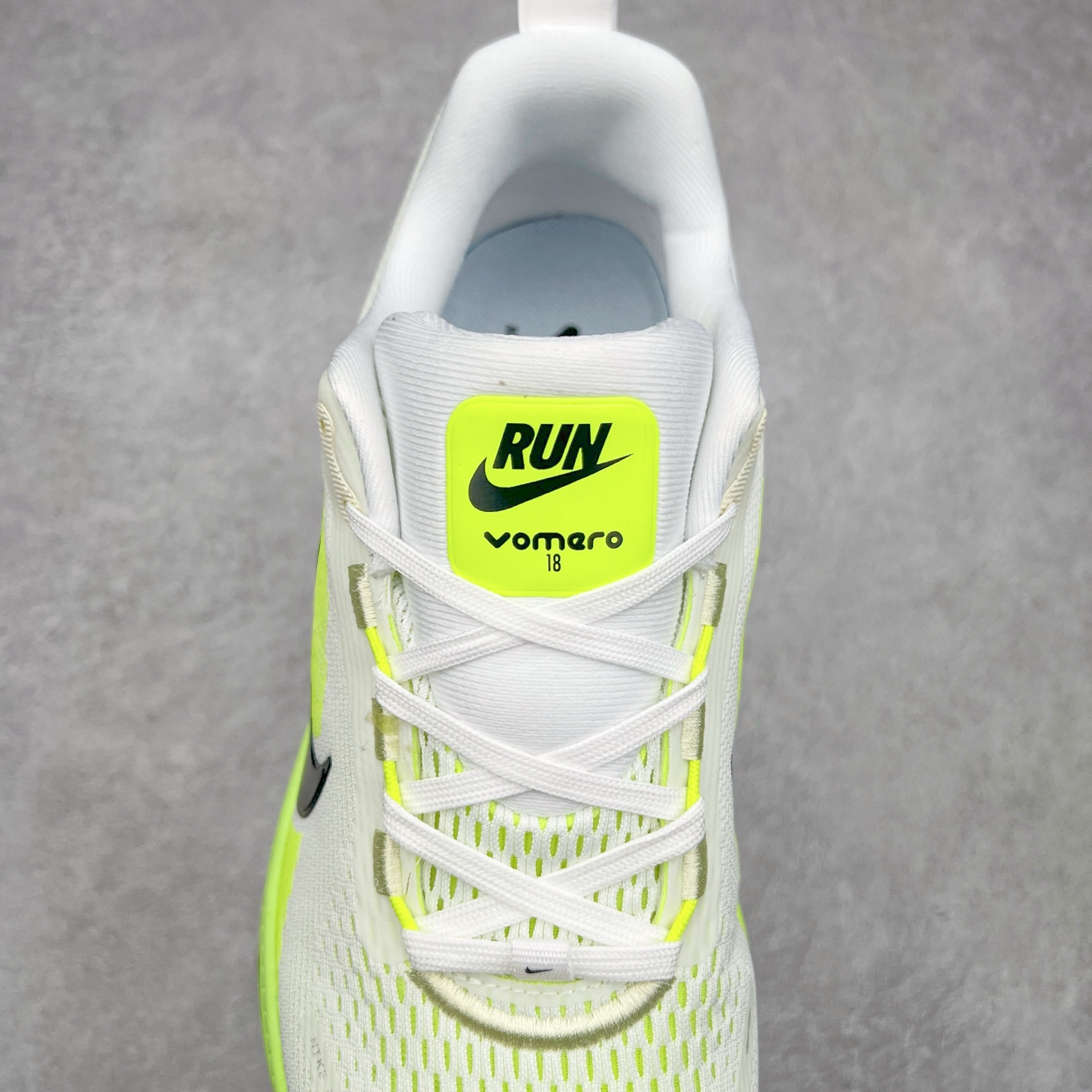 图片[5]-NK Air Zoom Vomero 18 轻便舒适公路跑步鞋 HM6804 质感柔软 弹力充沛 助力一路畅跑 乐享不停 厚实泡绵缔造舒适的回弹效果 铸就出色跑步表现 该鞋款轻盈透气 带你步入舒适新境界 疾速刺激感和非凡舒适脚感交织 定能让跑者在迈步间找到渴望已久的跑步乐趣 自如掌控跑步节奏、配速和里程 足底缓震配置赋予双足柔软舒适感受 助你一路畅跑 缓震设计 在双足触地时有助提供舒适脚感 搭载性能出众的 ZoomX 和 Cushlon 泡绵 营造柔软舒适脚感 助你稳稳迈步 基于跑者反馈 简化中底设计 带来出色舒适感 尺码：36 36.5 37.5 38 38.5 39 40 40.5 41 42 42.5 43 44 44.5 45-选品中心