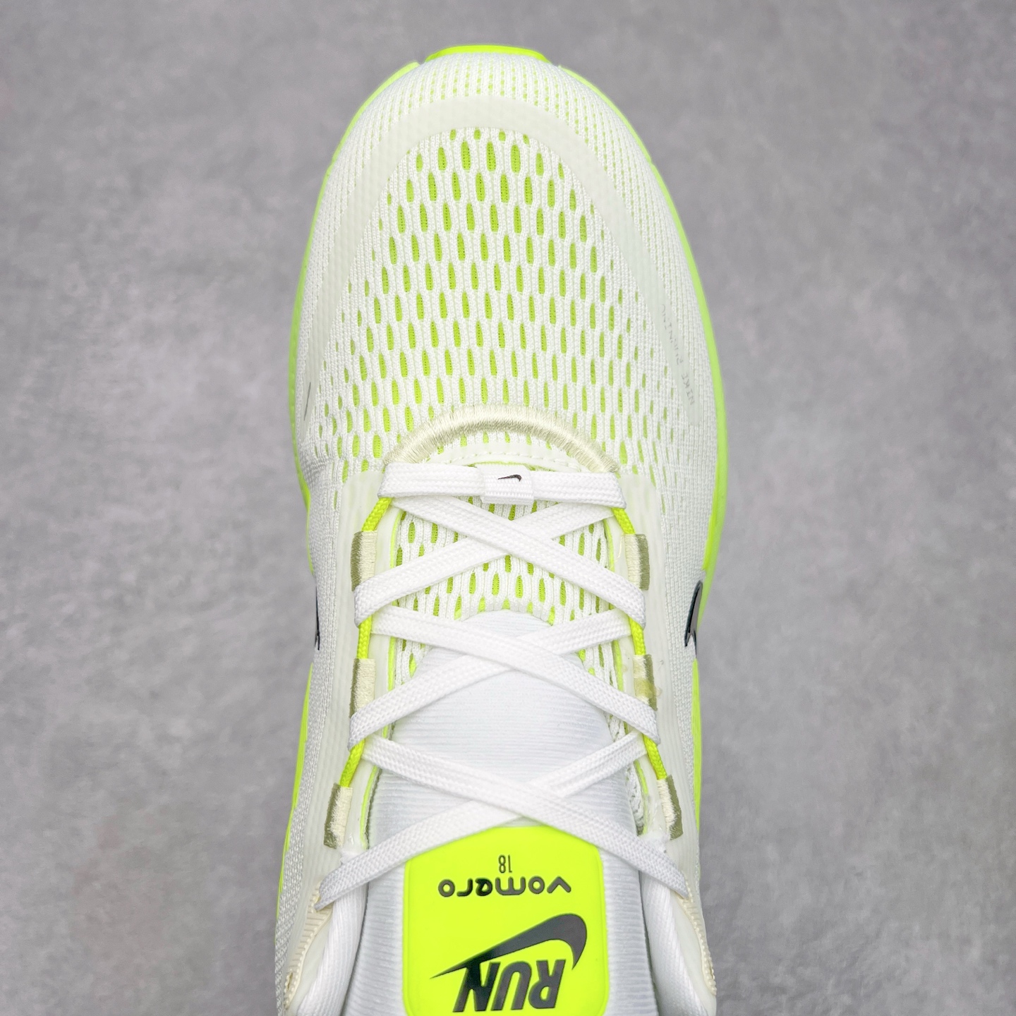 图片[4]-NK Air Zoom Vomero 18 轻便舒适公路跑步鞋 HM6804 质感柔软 弹力充沛 助力一路畅跑 乐享不停 厚实泡绵缔造舒适的回弹效果 铸就出色跑步表现 该鞋款轻盈透气 带你步入舒适新境界 疾速刺激感和非凡舒适脚感交织 定能让跑者在迈步间找到渴望已久的跑步乐趣 自如掌控跑步节奏、配速和里程 足底缓震配置赋予双足柔软舒适感受 助你一路畅跑 缓震设计 在双足触地时有助提供舒适脚感 搭载性能出众的 ZoomX 和 Cushlon 泡绵 营造柔软舒适脚感 助你稳稳迈步 基于跑者反馈 简化中底设计 带来出色舒适感 尺码：36 36.5 37.5 38 38.5 39 40 40.5 41 42 42.5 43 44 44.5 45-选品中心