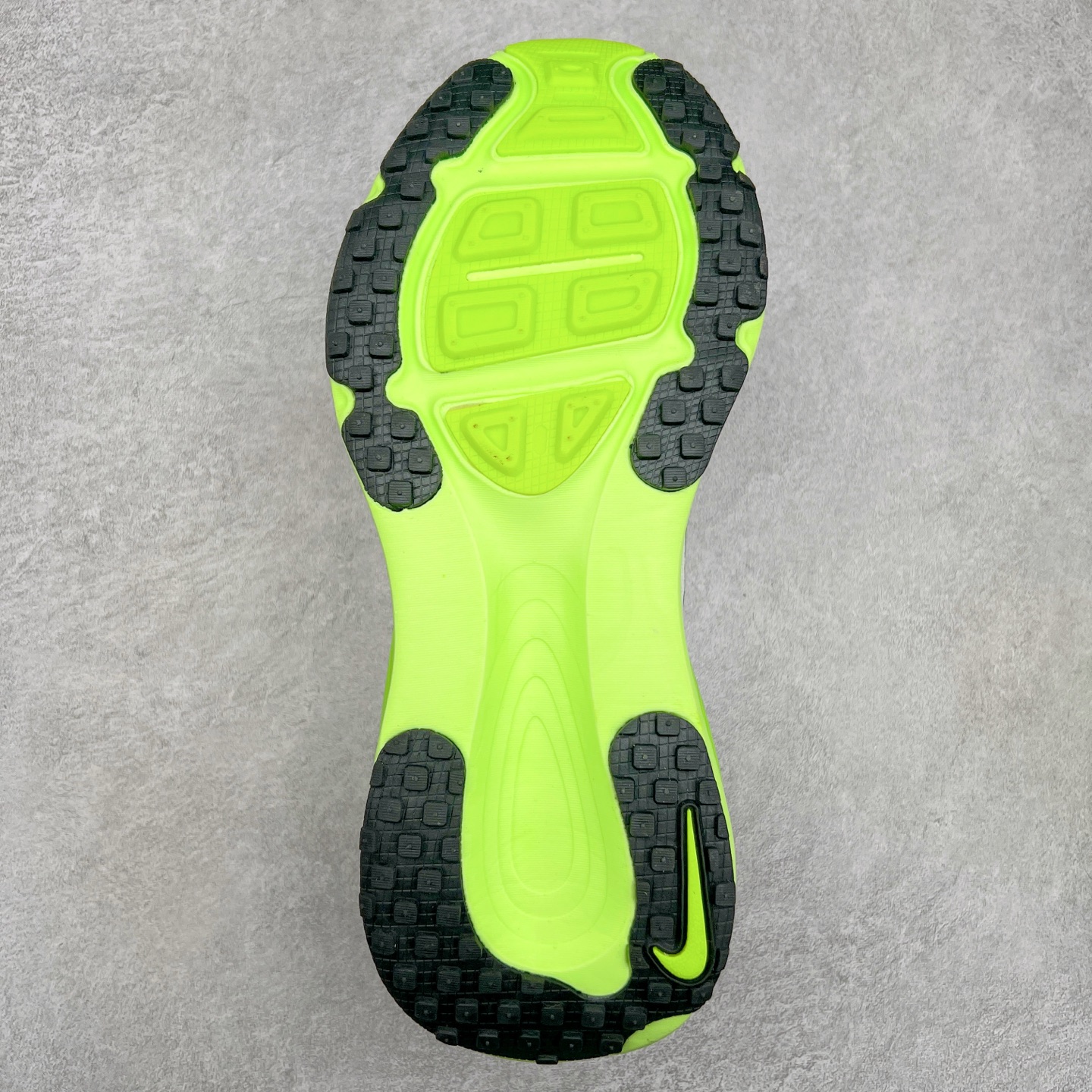 图片[9]-NK Air Zoom Vomero 18 轻便舒适公路跑步鞋 HM6804 质感柔软 弹力充沛 助力一路畅跑 乐享不停 厚实泡绵缔造舒适的回弹效果 铸就出色跑步表现 该鞋款轻盈透气 带你步入舒适新境界 疾速刺激感和非凡舒适脚感交织 定能让跑者在迈步间找到渴望已久的跑步乐趣 自如掌控跑步节奏、配速和里程 足底缓震配置赋予双足柔软舒适感受 助你一路畅跑 缓震设计 在双足触地时有助提供舒适脚感 搭载性能出众的 ZoomX 和 Cushlon 泡绵 营造柔软舒适脚感 助你稳稳迈步 基于跑者反馈 简化中底设计 带来出色舒适感 尺码：36 36.5 37.5 38 38.5 39 40 40.5 41 42 42.5 43 44 44.5 45-选品中心