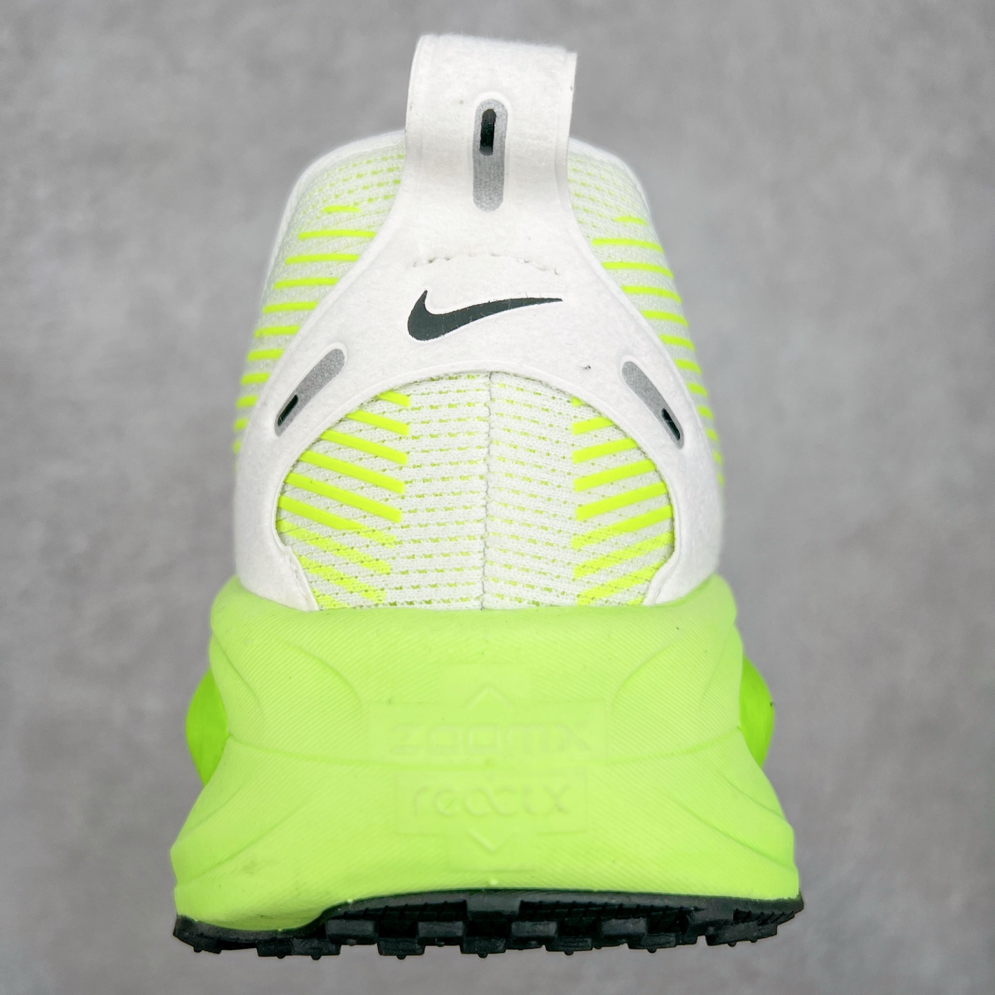 图片[8]-NK Air Zoom Vomero 18 轻便舒适公路跑步鞋 HM6804 质感柔软 弹力充沛 助力一路畅跑 乐享不停 厚实泡绵缔造舒适的回弹效果 铸就出色跑步表现 该鞋款轻盈透气 带你步入舒适新境界 疾速刺激感和非凡舒适脚感交织 定能让跑者在迈步间找到渴望已久的跑步乐趣 自如掌控跑步节奏、配速和里程 足底缓震配置赋予双足柔软舒适感受 助你一路畅跑 缓震设计 在双足触地时有助提供舒适脚感 搭载性能出众的 ZoomX 和 Cushlon 泡绵 营造柔软舒适脚感 助你稳稳迈步 基于跑者反馈 简化中底设计 带来出色舒适感 尺码：36 36.5 37.5 38 38.5 39 40 40.5 41 42 42.5 43 44 44.5 45-选品中心