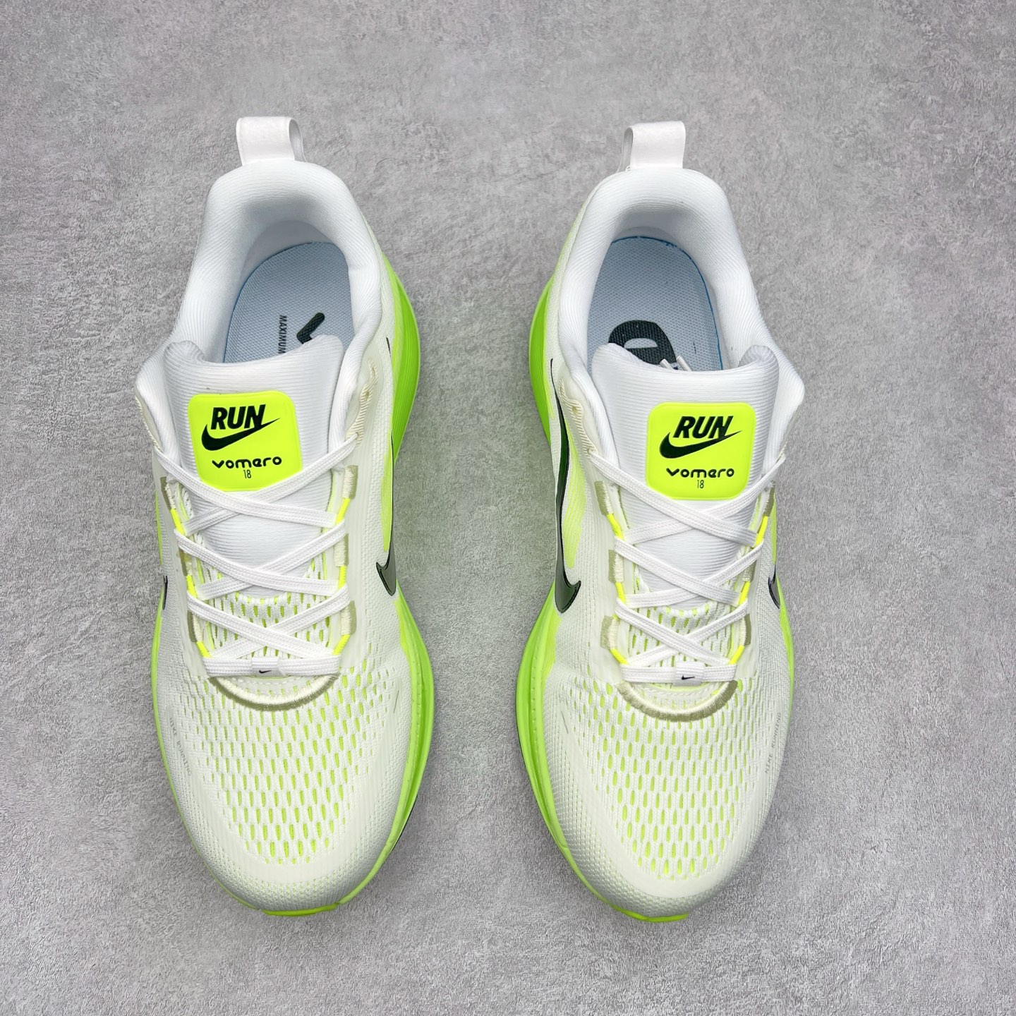 图片[2]-NK Air Zoom Vomero 18 轻便舒适公路跑步鞋 HM6804 质感柔软 弹力充沛 助力一路畅跑 乐享不停 厚实泡绵缔造舒适的回弹效果 铸就出色跑步表现 该鞋款轻盈透气 带你步入舒适新境界 疾速刺激感和非凡舒适脚感交织 定能让跑者在迈步间找到渴望已久的跑步乐趣 自如掌控跑步节奏、配速和里程 足底缓震配置赋予双足柔软舒适感受 助你一路畅跑 缓震设计 在双足触地时有助提供舒适脚感 搭载性能出众的 ZoomX 和 Cushlon 泡绵 营造柔软舒适脚感 助你稳稳迈步 基于跑者反馈 简化中底设计 带来出色舒适感 尺码：36 36.5 37.5 38 38.5 39 40 40.5 41 42 42.5 43 44 44.5 45-选品中心