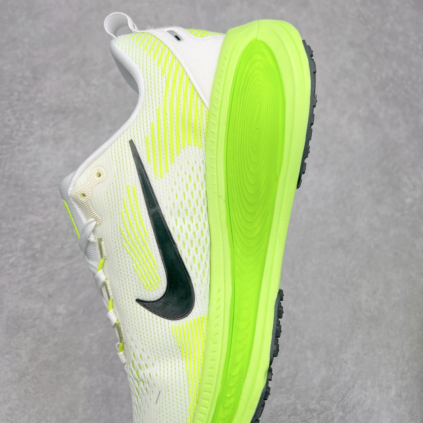 图片[7]-NK Air Zoom Vomero 18 轻便舒适公路跑步鞋 HM6804 质感柔软 弹力充沛 助力一路畅跑 乐享不停 厚实泡绵缔造舒适的回弹效果 铸就出色跑步表现 该鞋款轻盈透气 带你步入舒适新境界 疾速刺激感和非凡舒适脚感交织 定能让跑者在迈步间找到渴望已久的跑步乐趣 自如掌控跑步节奏、配速和里程 足底缓震配置赋予双足柔软舒适感受 助你一路畅跑 缓震设计 在双足触地时有助提供舒适脚感 搭载性能出众的 ZoomX 和 Cushlon 泡绵 营造柔软舒适脚感 助你稳稳迈步 基于跑者反馈 简化中底设计 带来出色舒适感 尺码：36 36.5 37.5 38 38.5 39 40 40.5 41 42 42.5 43 44 44.5 45-选品中心