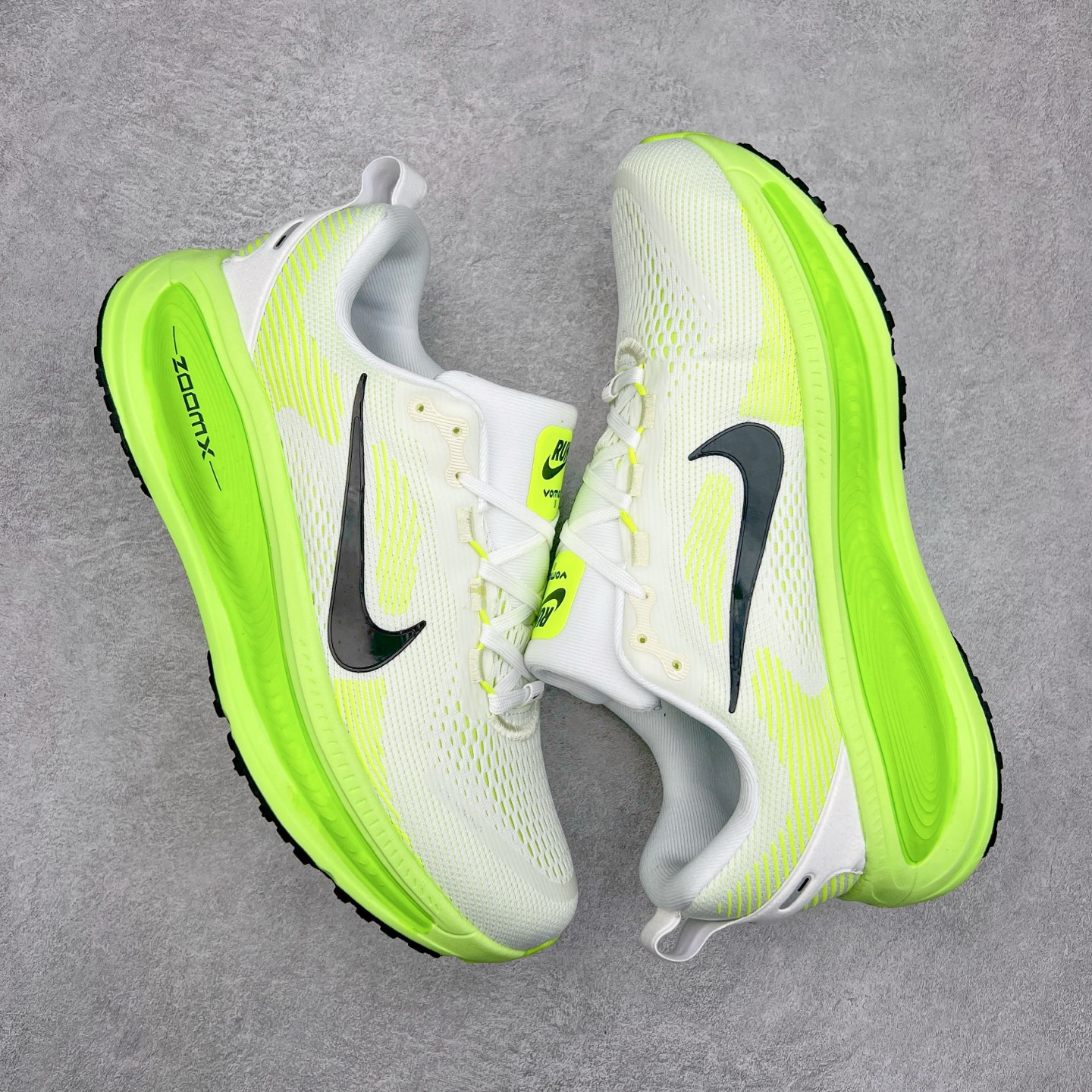 图片[3]-NK Air Zoom Vomero 18 轻便舒适公路跑步鞋 HM6804 质感柔软 弹力充沛 助力一路畅跑 乐享不停 厚实泡绵缔造舒适的回弹效果 铸就出色跑步表现 该鞋款轻盈透气 带你步入舒适新境界 疾速刺激感和非凡舒适脚感交织 定能让跑者在迈步间找到渴望已久的跑步乐趣 自如掌控跑步节奏、配速和里程 足底缓震配置赋予双足柔软舒适感受 助你一路畅跑 缓震设计 在双足触地时有助提供舒适脚感 搭载性能出众的 ZoomX 和 Cushlon 泡绵 营造柔软舒适脚感 助你稳稳迈步 基于跑者反馈 简化中底设计 带来出色舒适感 尺码：36 36.5 37.5 38 38.5 39 40 40.5 41 42 42.5 43 44 44.5 45-选品中心