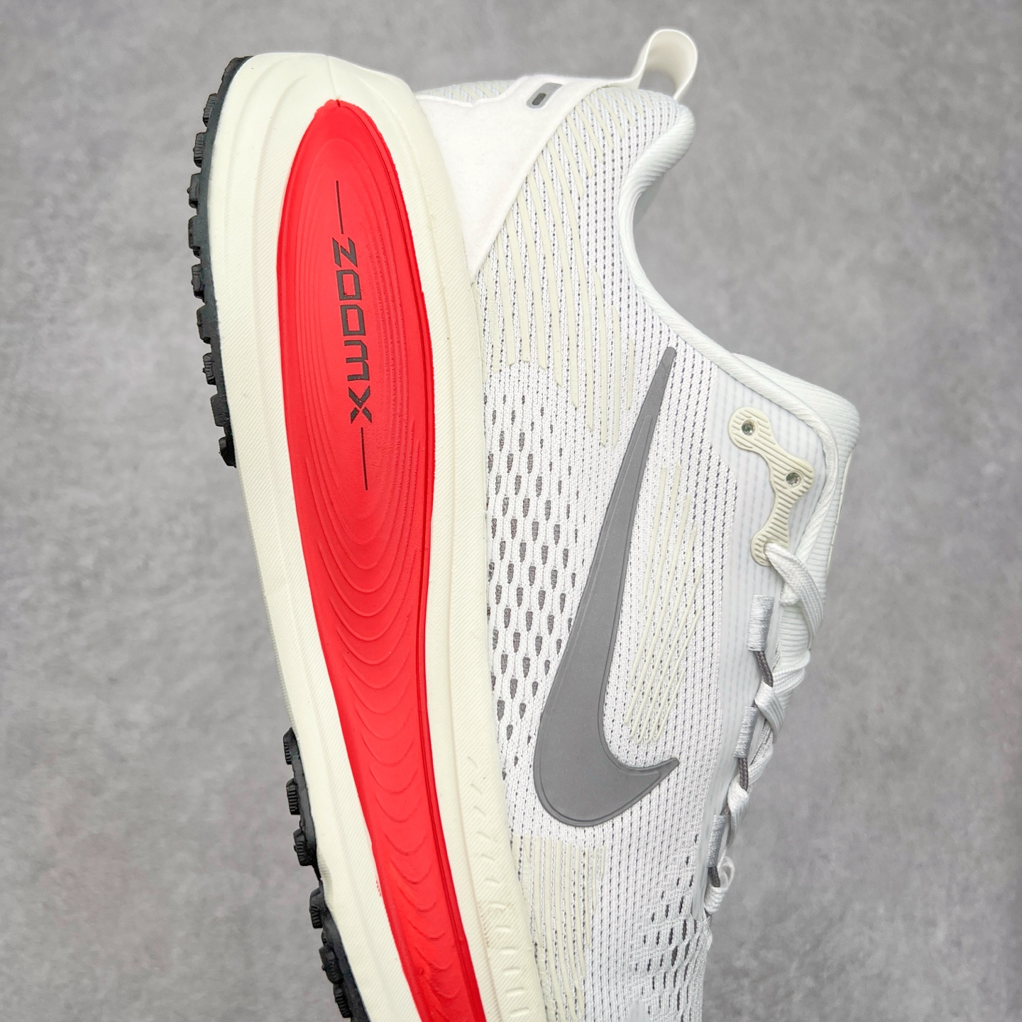 图片[6]-NK Air Zoom Vomero 18 轻便舒适公路跑步鞋 HM6804 质感柔软 弹力充沛 助力一路畅跑 乐享不停 厚实泡绵缔造舒适的回弹效果 铸就出色跑步表现 该鞋款轻盈透气 带你步入舒适新境界 疾速刺激感和非凡舒适脚感交织 定能让跑者在迈步间找到渴望已久的跑步乐趣 自如掌控跑步节奏、配速和里程 足底缓震配置赋予双足柔软舒适感受 助你一路畅跑 缓震设计 在双足触地时有助提供舒适脚感 搭载性能出众的 ZoomX 和 Cushlon 泡绵 营造柔软舒适脚感 助你稳稳迈步 基于跑者反馈 简化中底设计 带来出色舒适感 尺码：36 36.5 37.5 38 38.5 39 40 40.5 41 42 42.5 43 44 44.5 45-选品中心