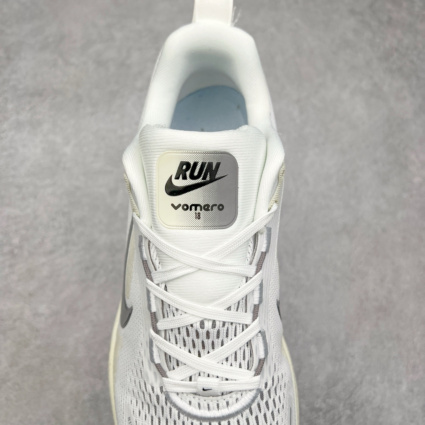 图片[5]-NK Air Zoom Vomero 18 轻便舒适公路跑步鞋 HM6804 质感柔软 弹力充沛 助力一路畅跑 乐享不停 厚实泡绵缔造舒适的回弹效果 铸就出色跑步表现 该鞋款轻盈透气 带你步入舒适新境界 疾速刺激感和非凡舒适脚感交织 定能让跑者在迈步间找到渴望已久的跑步乐趣 自如掌控跑步节奏、配速和里程 足底缓震配置赋予双足柔软舒适感受 助你一路畅跑 缓震设计 在双足触地时有助提供舒适脚感 搭载性能出众的 ZoomX 和 Cushlon 泡绵 营造柔软舒适脚感 助你稳稳迈步 基于跑者反馈 简化中底设计 带来出色舒适感 尺码：36 36.5 37.5 38 38.5 39 40 40.5 41 42 42.5 43 44 44.5 45-选品中心
