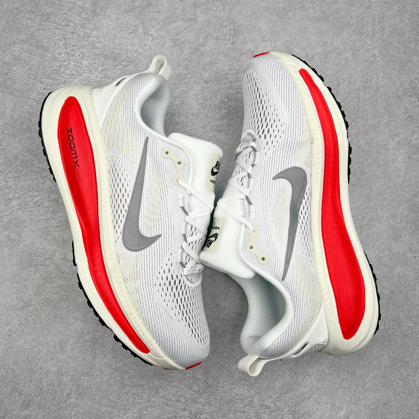 图片[3]-NK Air Zoom Vomero 18 轻便舒适公路跑步鞋 HM6804 质感柔软 弹力充沛 助力一路畅跑 乐享不停 厚实泡绵缔造舒适的回弹效果 铸就出色跑步表现 该鞋款轻盈透气 带你步入舒适新境界 疾速刺激感和非凡舒适脚感交织 定能让跑者在迈步间找到渴望已久的跑步乐趣 自如掌控跑步节奏、配速和里程 足底缓震配置赋予双足柔软舒适感受 助你一路畅跑 缓震设计 在双足触地时有助提供舒适脚感 搭载性能出众的 ZoomX 和 Cushlon 泡绵 营造柔软舒适脚感 助你稳稳迈步 基于跑者反馈 简化中底设计 带来出色舒适感 尺码：36 36.5 37.5 38 38.5 39 40 40.5 41 42 42.5 43 44 44.5 45-选品中心