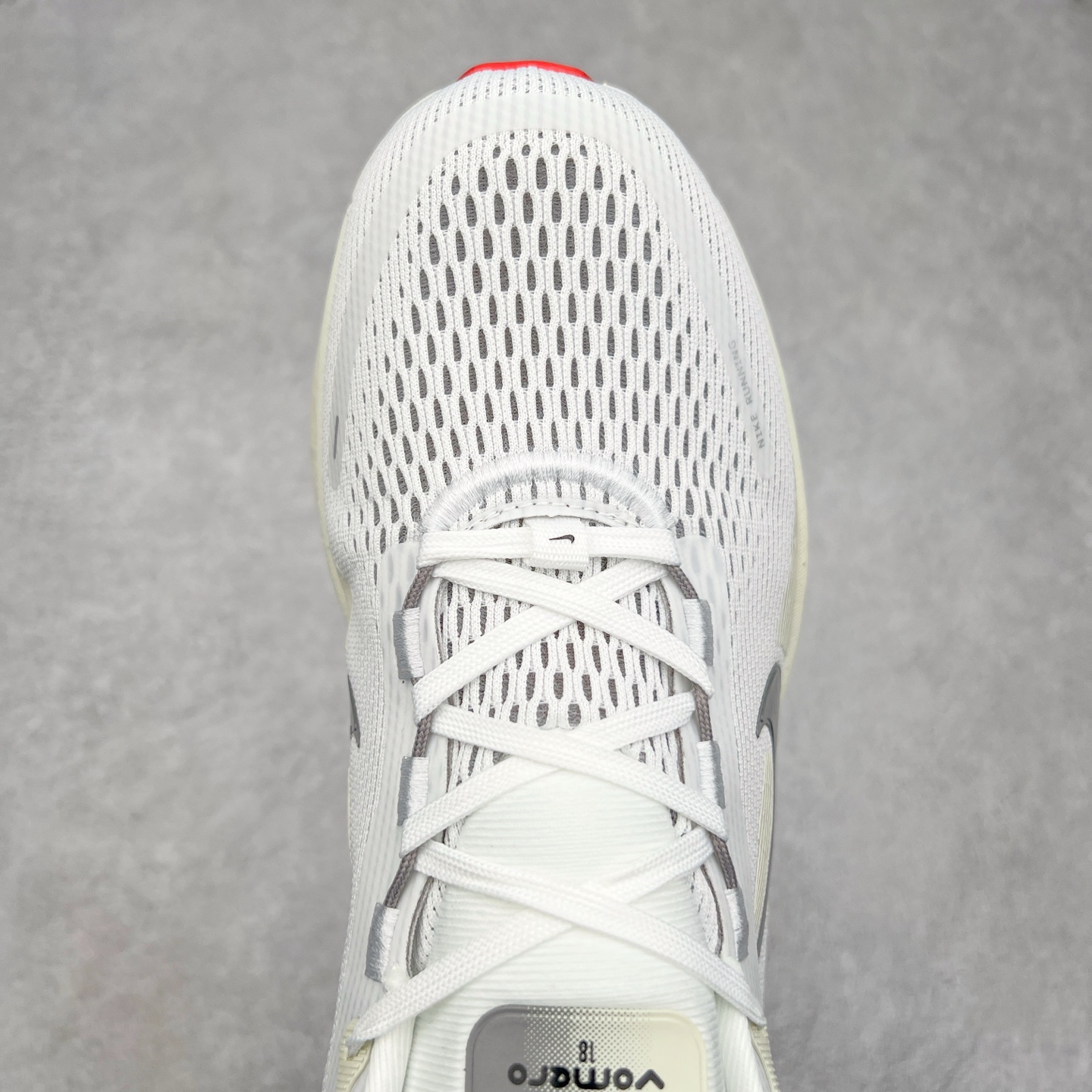 图片[4]-NK Air Zoom Vomero 18 轻便舒适公路跑步鞋 HM6804 质感柔软 弹力充沛 助力一路畅跑 乐享不停 厚实泡绵缔造舒适的回弹效果 铸就出色跑步表现 该鞋款轻盈透气 带你步入舒适新境界 疾速刺激感和非凡舒适脚感交织 定能让跑者在迈步间找到渴望已久的跑步乐趣 自如掌控跑步节奏、配速和里程 足底缓震配置赋予双足柔软舒适感受 助你一路畅跑 缓震设计 在双足触地时有助提供舒适脚感 搭载性能出众的 ZoomX 和 Cushlon 泡绵 营造柔软舒适脚感 助你稳稳迈步 基于跑者反馈 简化中底设计 带来出色舒适感 尺码：36 36.5 37.5 38 38.5 39 40 40.5 41 42 42.5 43 44 44.5 45-选品中心