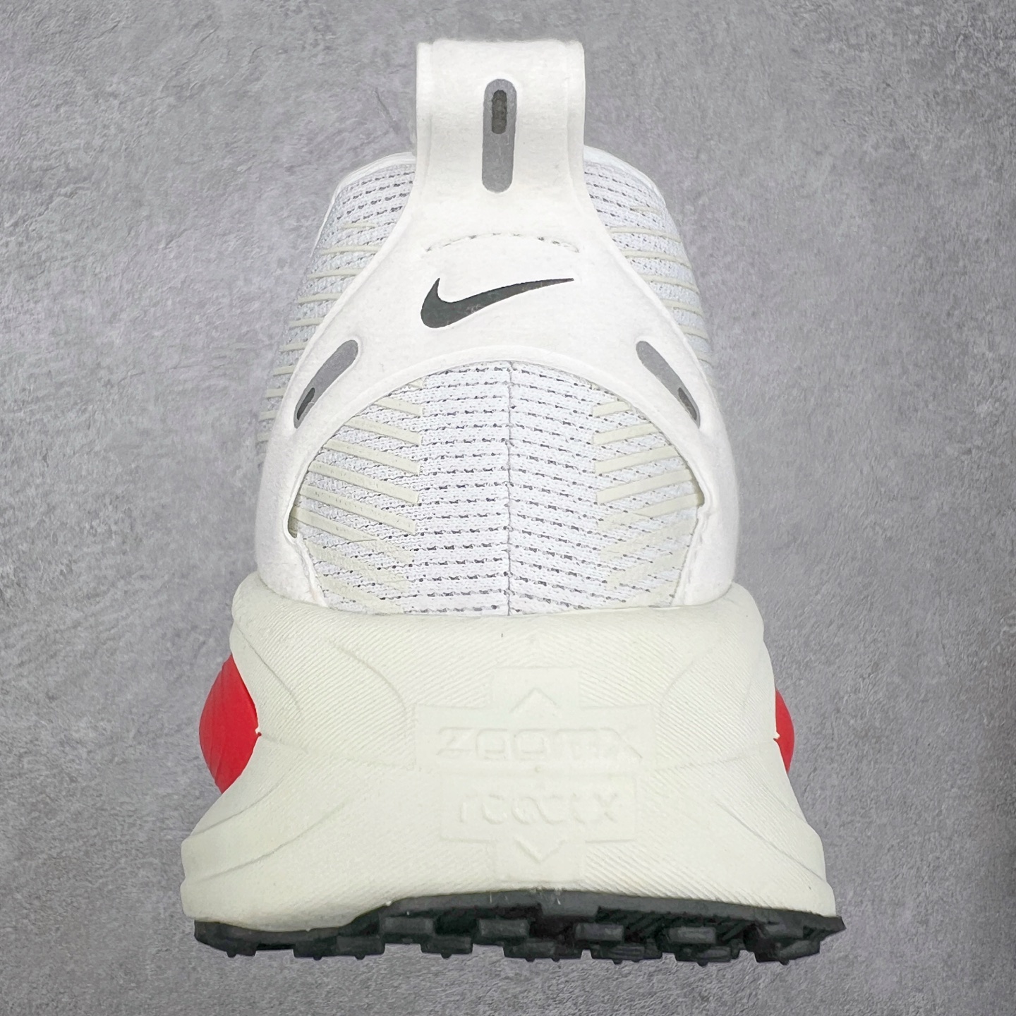 图片[8]-NK Air Zoom Vomero 18 轻便舒适公路跑步鞋 HM6804 质感柔软 弹力充沛 助力一路畅跑 乐享不停 厚实泡绵缔造舒适的回弹效果 铸就出色跑步表现 该鞋款轻盈透气 带你步入舒适新境界 疾速刺激感和非凡舒适脚感交织 定能让跑者在迈步间找到渴望已久的跑步乐趣 自如掌控跑步节奏、配速和里程 足底缓震配置赋予双足柔软舒适感受 助你一路畅跑 缓震设计 在双足触地时有助提供舒适脚感 搭载性能出众的 ZoomX 和 Cushlon 泡绵 营造柔软舒适脚感 助你稳稳迈步 基于跑者反馈 简化中底设计 带来出色舒适感 尺码：36 36.5 37.5 38 38.5 39 40 40.5 41 42 42.5 43 44 44.5 45-选品中心