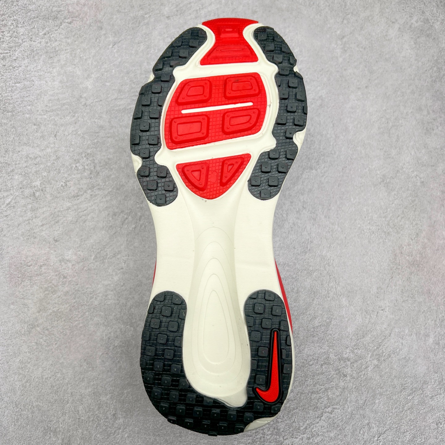 图片[9]-NK Air Zoom Vomero 18 轻便舒适公路跑步鞋 HM6804 质感柔软 弹力充沛 助力一路畅跑 乐享不停 厚实泡绵缔造舒适的回弹效果 铸就出色跑步表现 该鞋款轻盈透气 带你步入舒适新境界 疾速刺激感和非凡舒适脚感交织 定能让跑者在迈步间找到渴望已久的跑步乐趣 自如掌控跑步节奏、配速和里程 足底缓震配置赋予双足柔软舒适感受 助你一路畅跑 缓震设计 在双足触地时有助提供舒适脚感 搭载性能出众的 ZoomX 和 Cushlon 泡绵 营造柔软舒适脚感 助你稳稳迈步 基于跑者反馈 简化中底设计 带来出色舒适感 尺码：36 36.5 37.5 38 38.5 39 40 40.5 41 42 42.5 43 44 44.5 45-选品中心