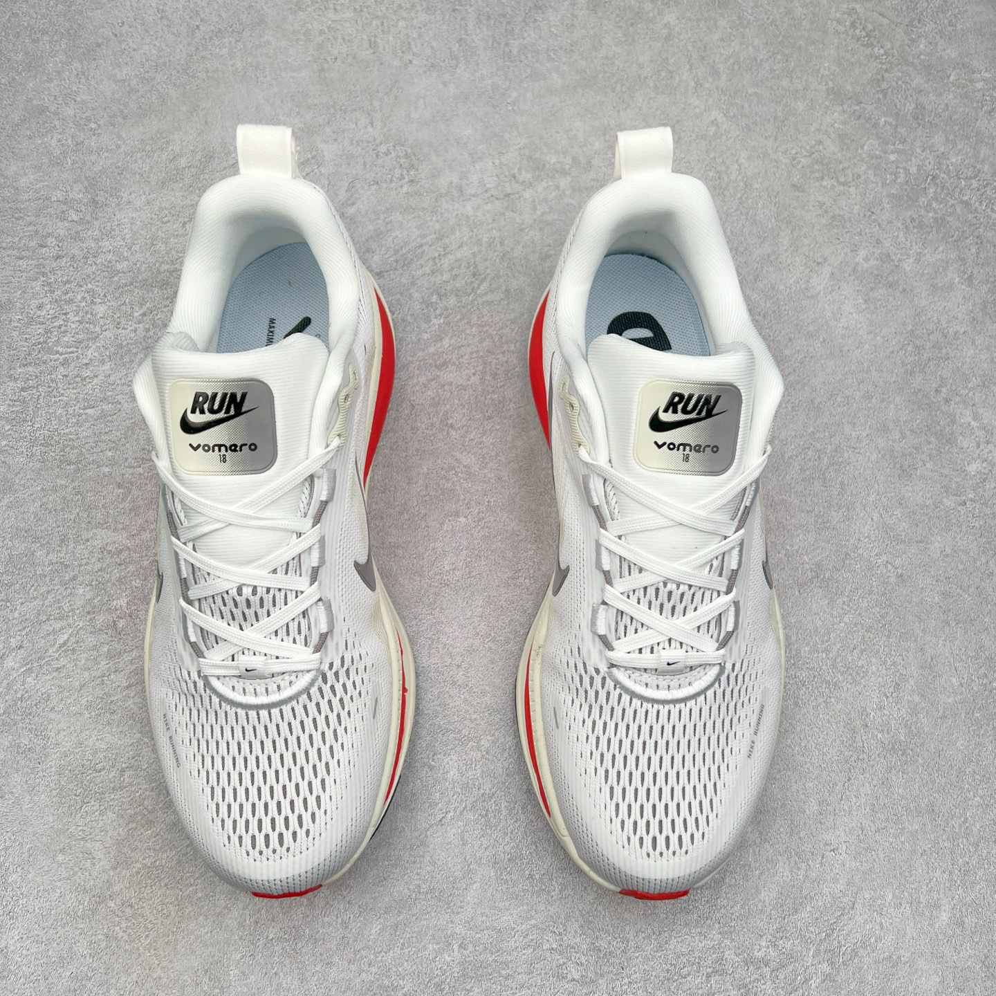 图片[2]-NK Air Zoom Vomero 18 轻便舒适公路跑步鞋 HM6804 质感柔软 弹力充沛 助力一路畅跑 乐享不停 厚实泡绵缔造舒适的回弹效果 铸就出色跑步表现 该鞋款轻盈透气 带你步入舒适新境界 疾速刺激感和非凡舒适脚感交织 定能让跑者在迈步间找到渴望已久的跑步乐趣 自如掌控跑步节奏、配速和里程 足底缓震配置赋予双足柔软舒适感受 助你一路畅跑 缓震设计 在双足触地时有助提供舒适脚感 搭载性能出众的 ZoomX 和 Cushlon 泡绵 营造柔软舒适脚感 助你稳稳迈步 基于跑者反馈 简化中底设计 带来出色舒适感 尺码：36 36.5 37.5 38 38.5 39 40 40.5 41 42 42.5 43 44 44.5 45-选品中心